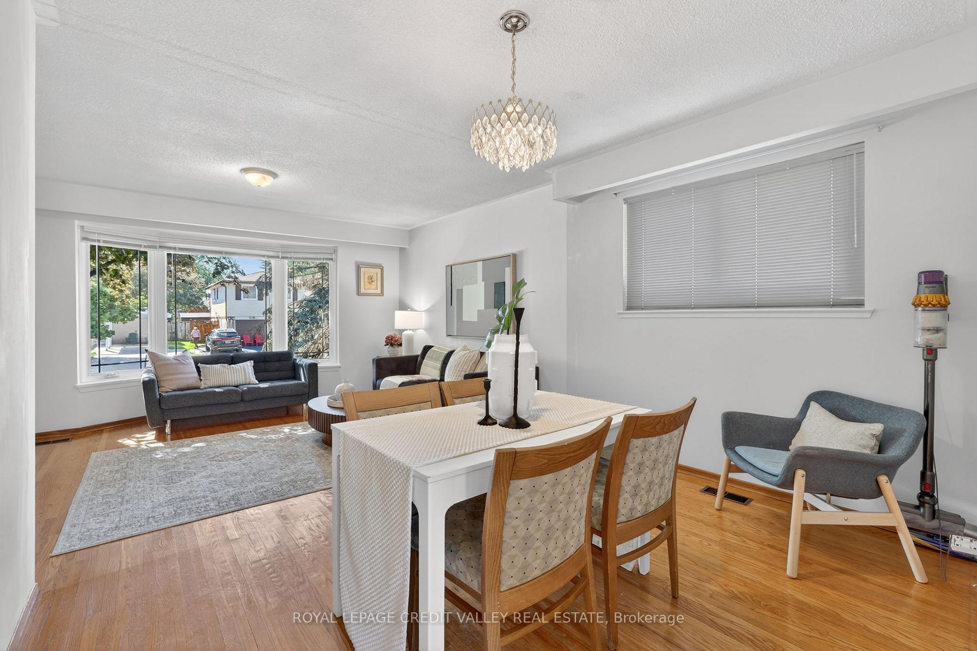 Photo 14 of 32 Farmington Drive, Brampton, Brampton East — HOMEH