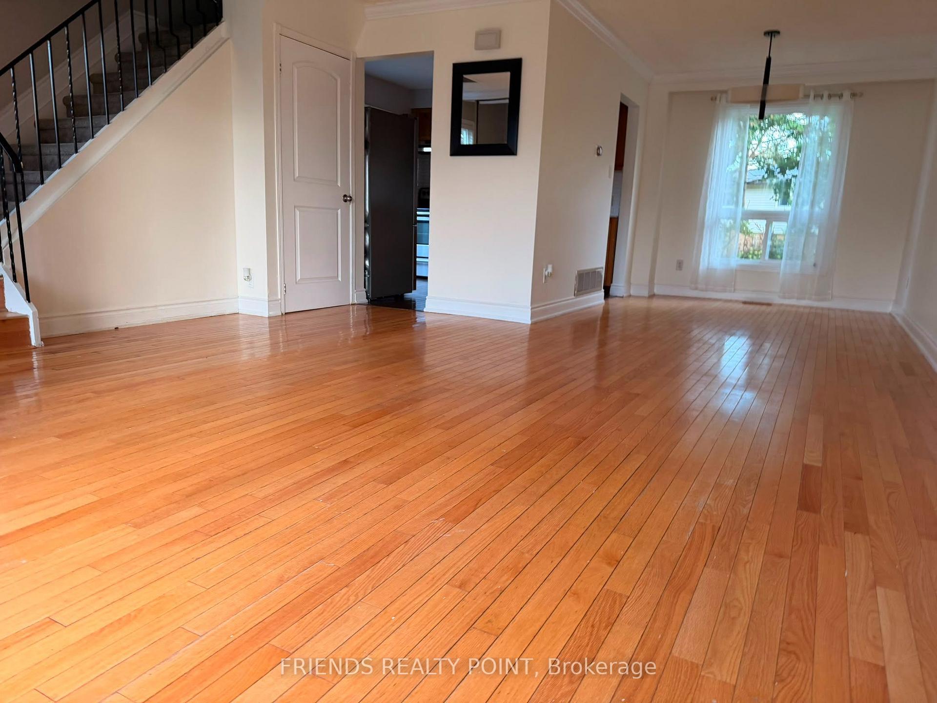 Photo 2 of 242 Browning Trail, Barrie, Letitia Heights — HOMEH