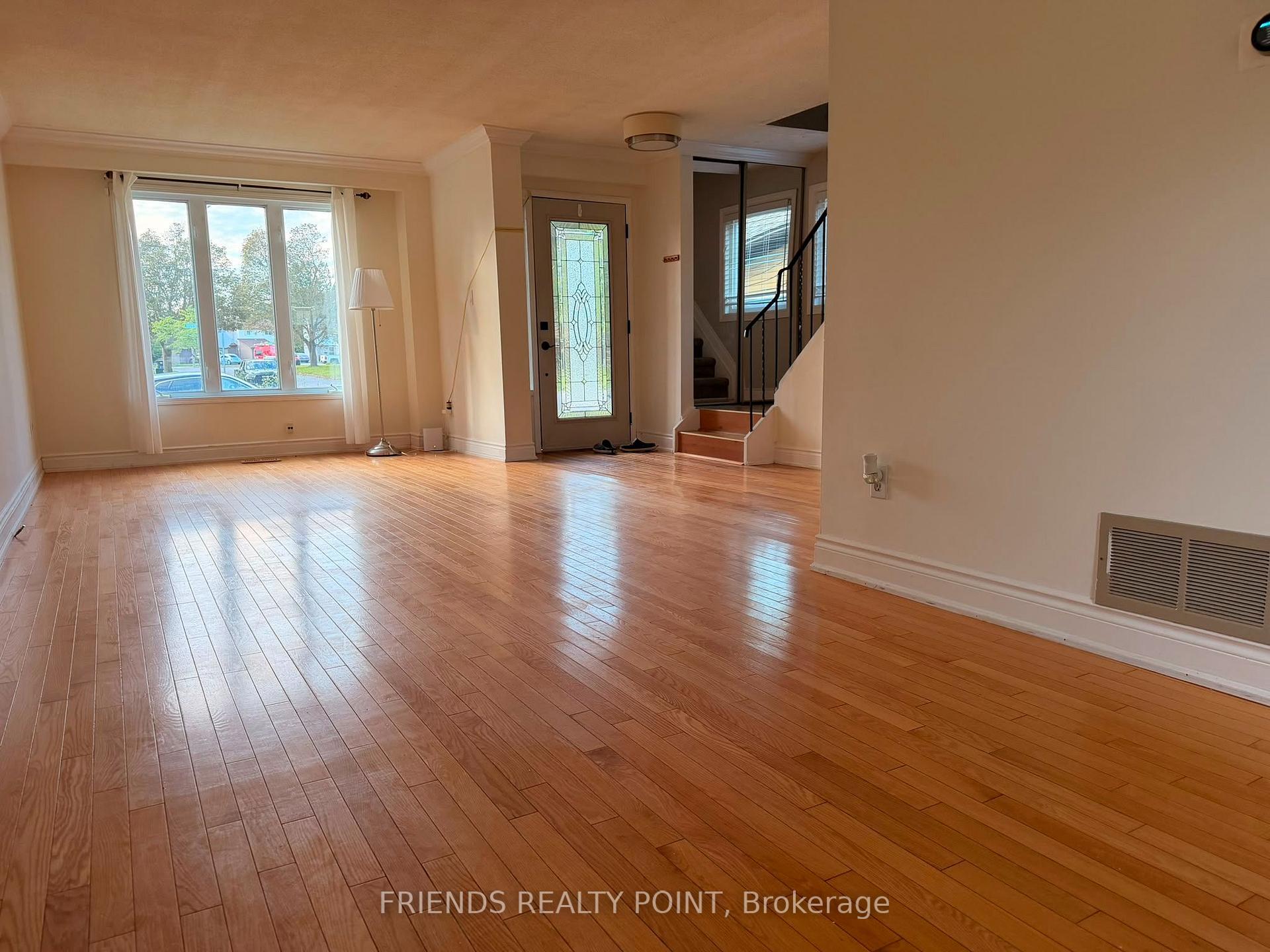 Photo 4 of 242 Browning Trail, Barrie, Letitia Heights — HOMEH