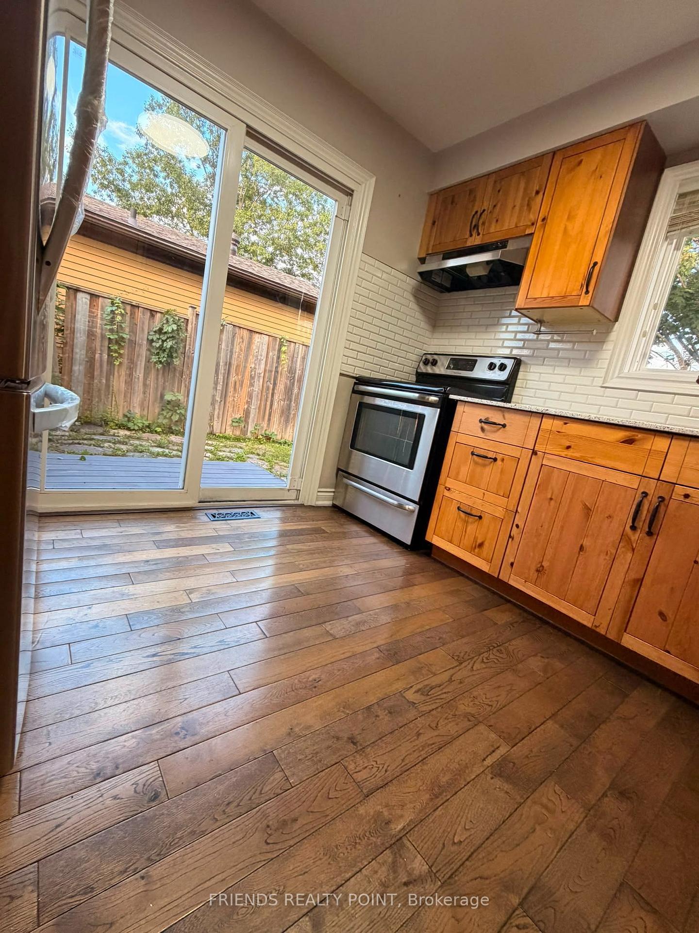 Photo 6 of 242 Browning Trail, Barrie, Letitia Heights — HOMEH