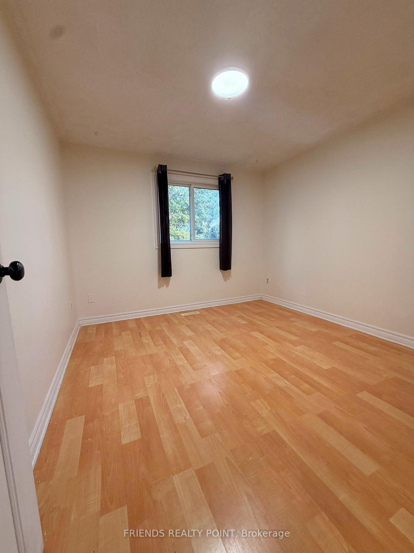 Photo 11 of 242 Browning Trail, Barrie, Letitia Heights — HOMEH