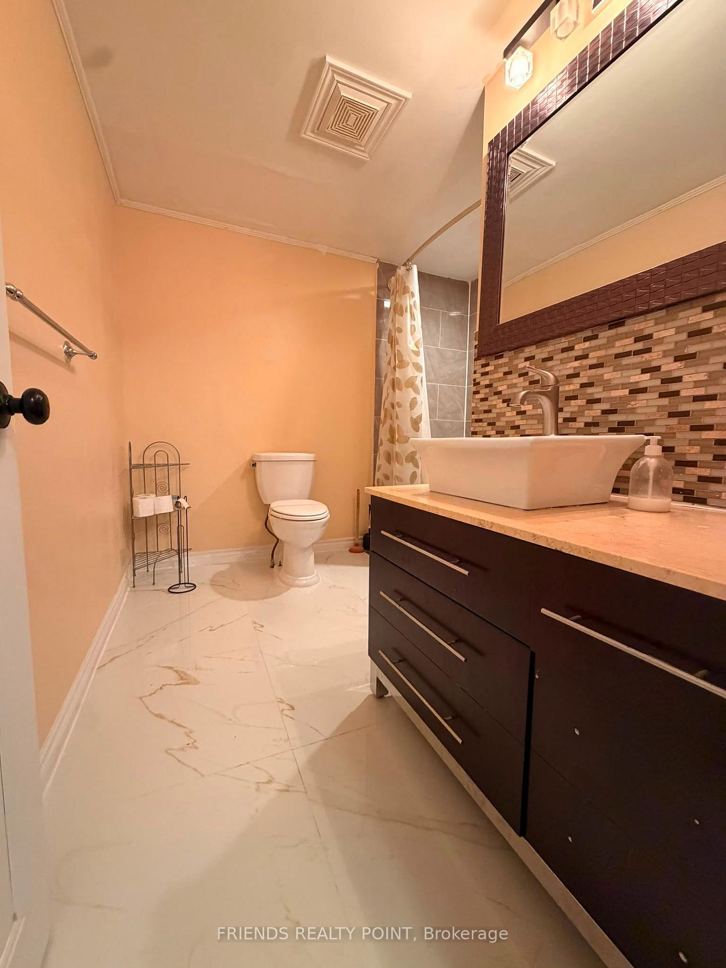 Photo 15 of 242 Browning Trail, Barrie, Letitia Heights — HOMEH