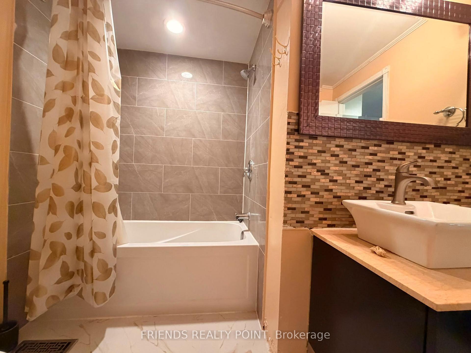Photo 16 of 242 Browning Trail, Barrie, Letitia Heights — HOMEH