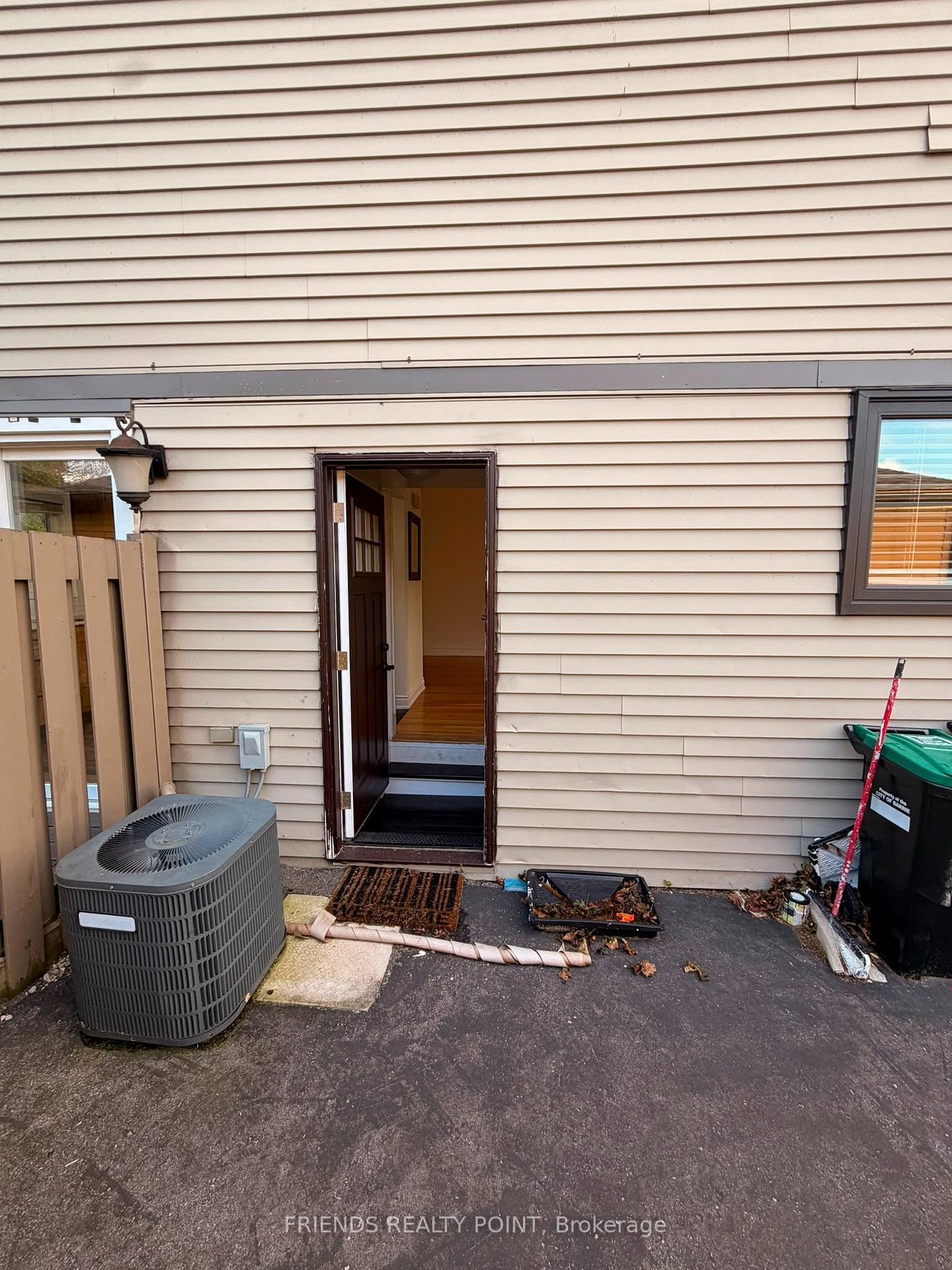 Photo 17 of 242 Browning Trail, Barrie, Letitia Heights — HOMEH