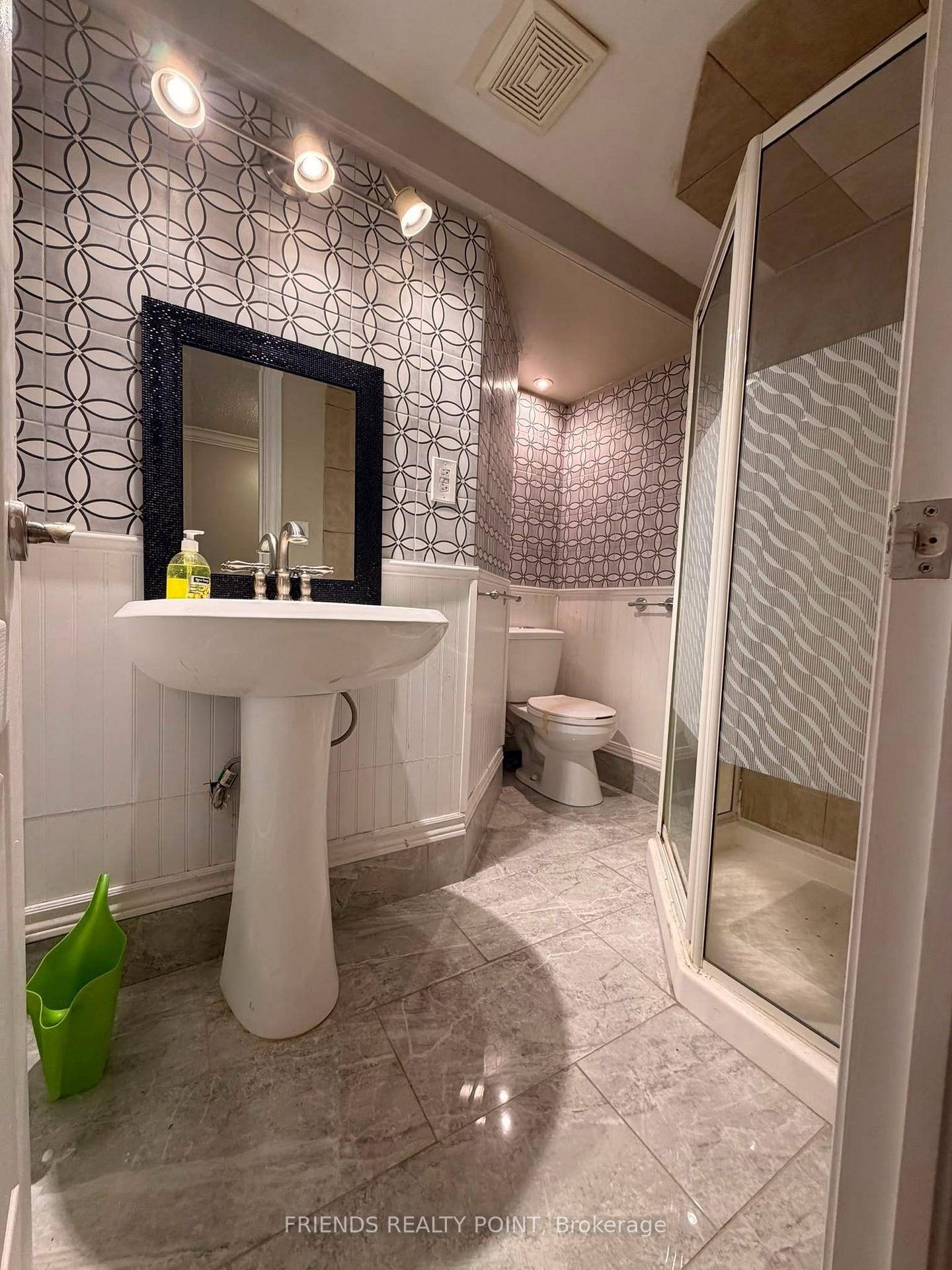 Photo 21 of 242 Browning Trail, Barrie, Letitia Heights — HOMEH
