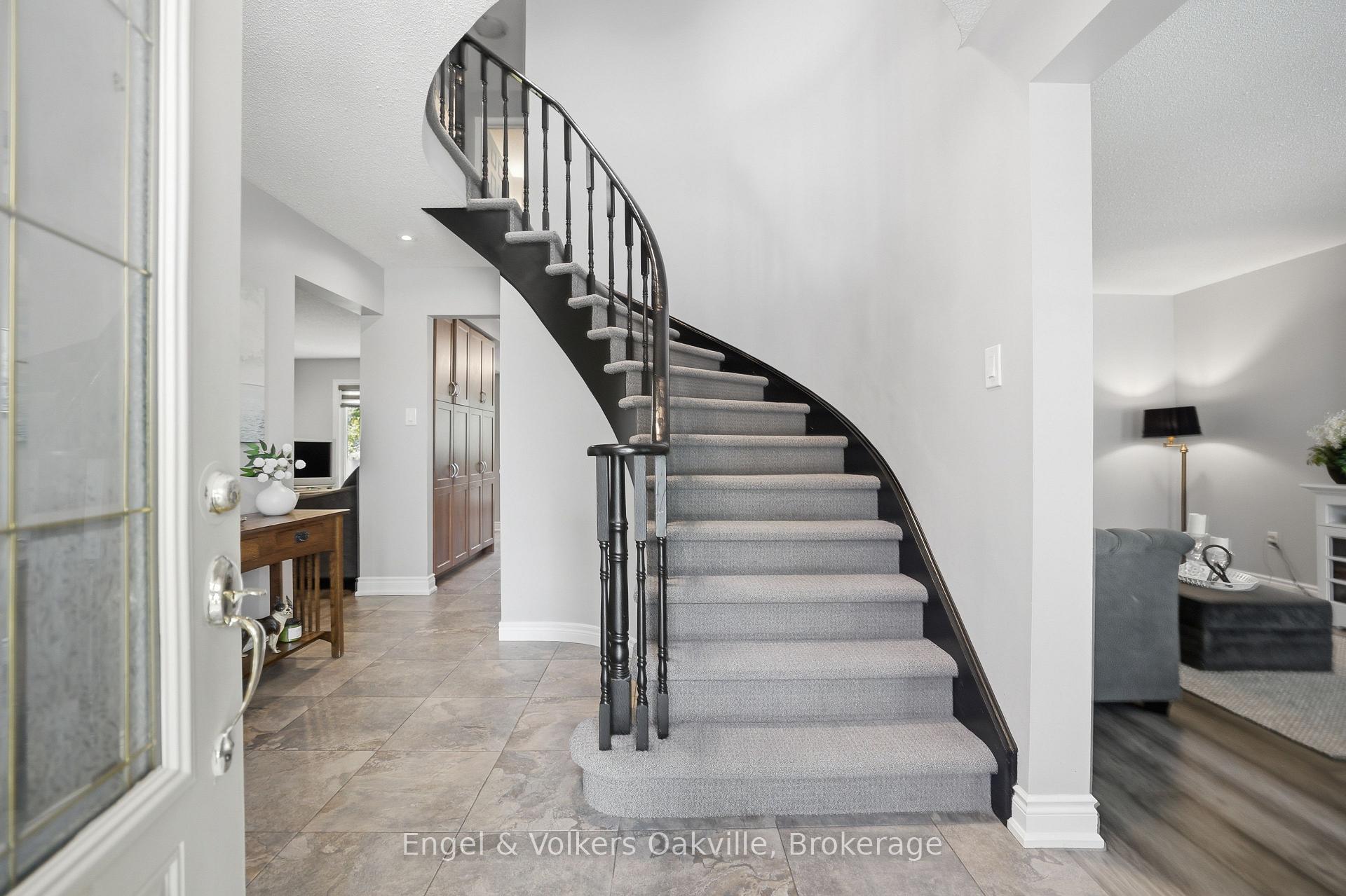Photo 2 of 1245 Creekside Drive, Oakville, Wedgewood Creek — HOMEH