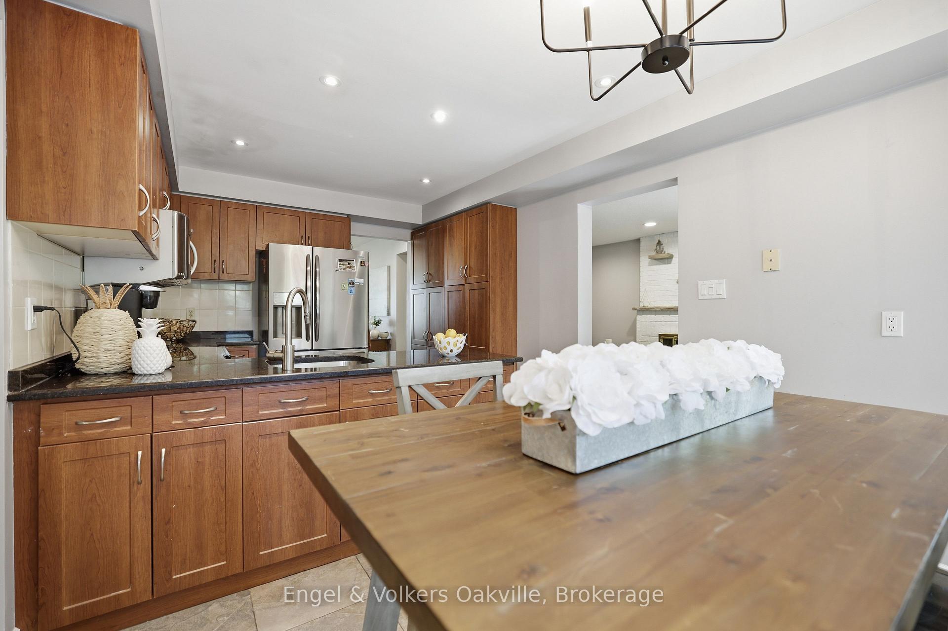Photo 8 of 1245 Creekside Drive, Oakville, Wedgewood Creek — HOMEH