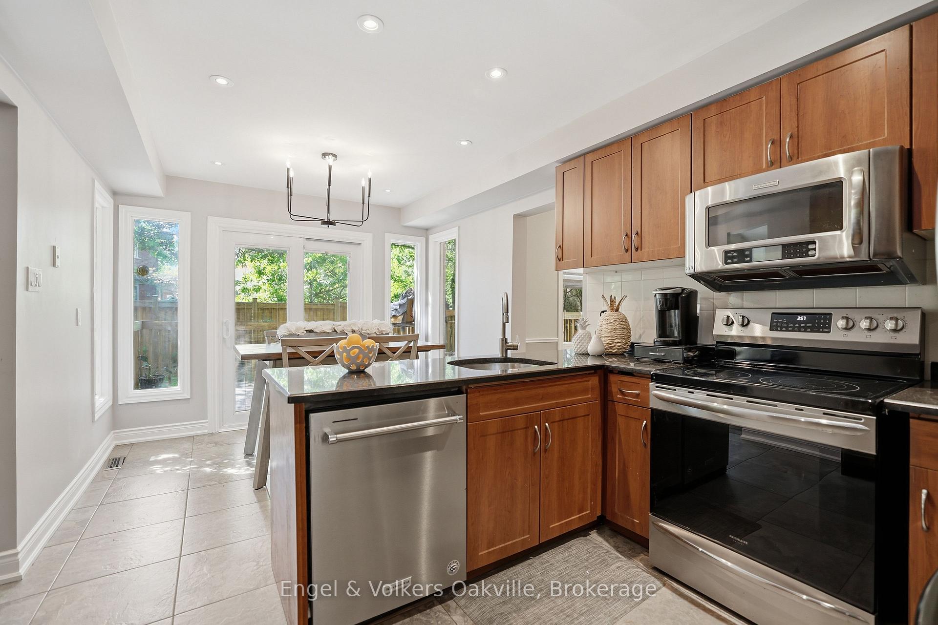 Photo 10 of 1245 Creekside Drive, Oakville, Wedgewood Creek — HOMEH