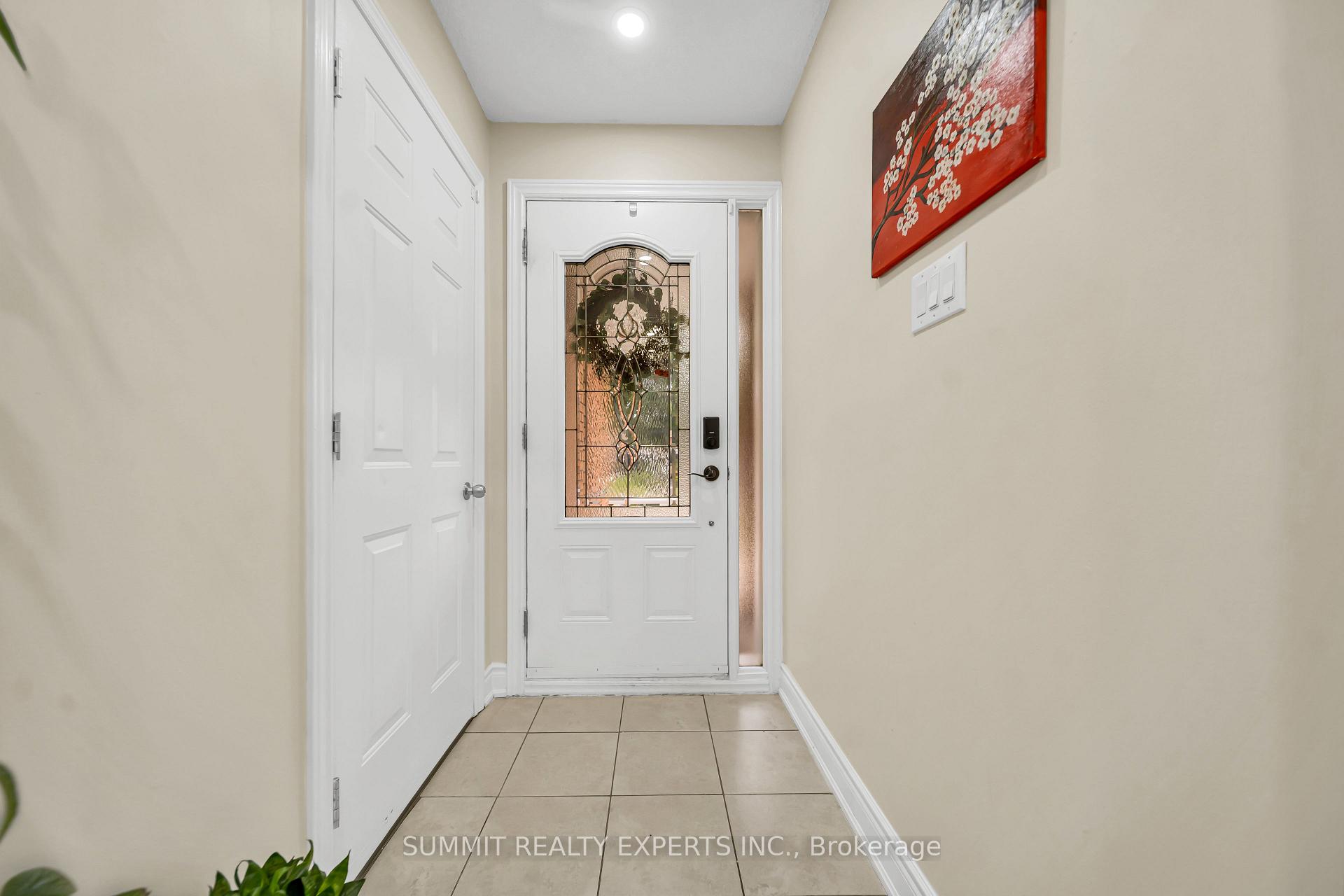 Photo 4 of 29 Coronation Circle, Brampton, Heart Lake West — HOMEH