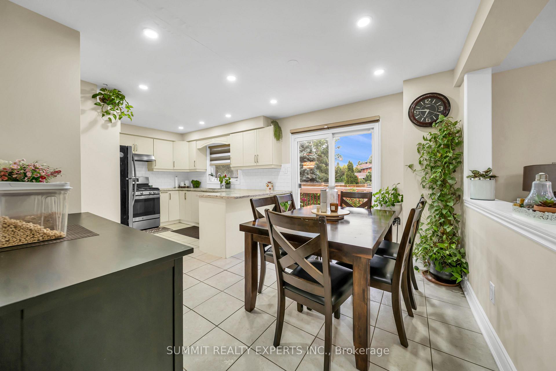 Photo 10 of 29 Coronation Circle, Brampton, Heart Lake West — HOMEH
