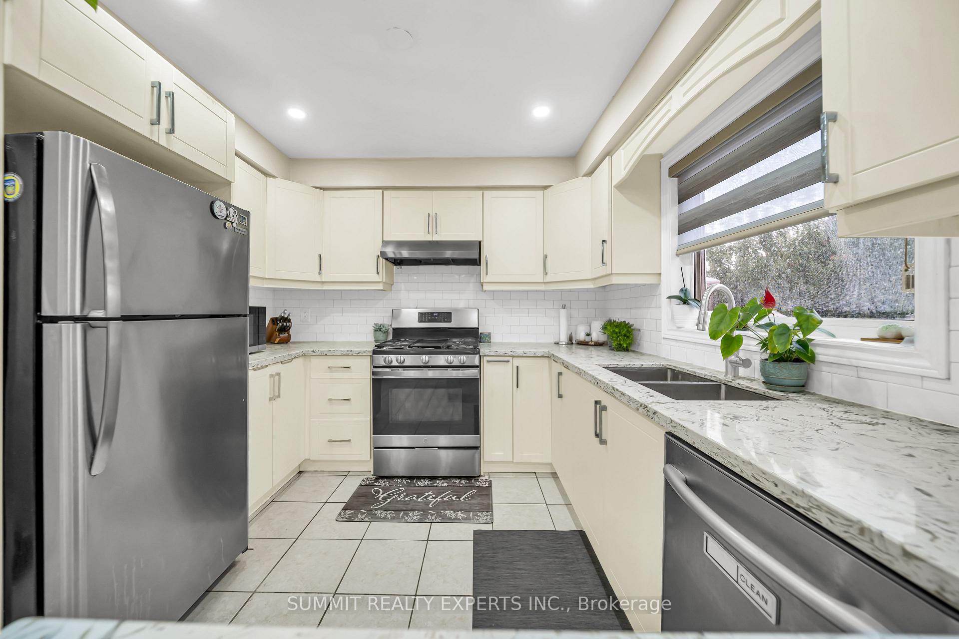 Photo 11 of 29 Coronation Circle, Brampton, Heart Lake West — HOMEH