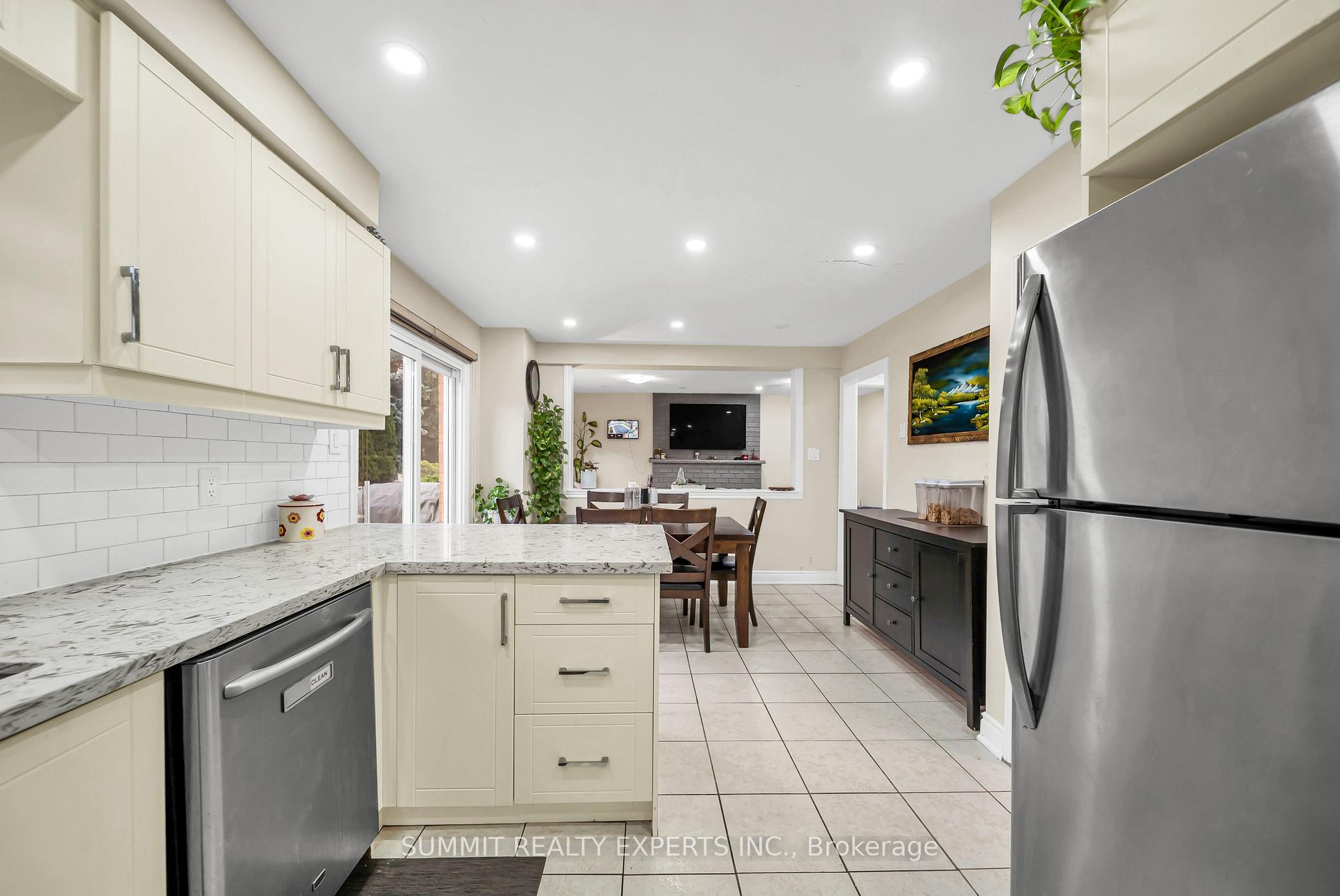 Photo 12 of 29 Coronation Circle, Brampton, Heart Lake West — HOMEH