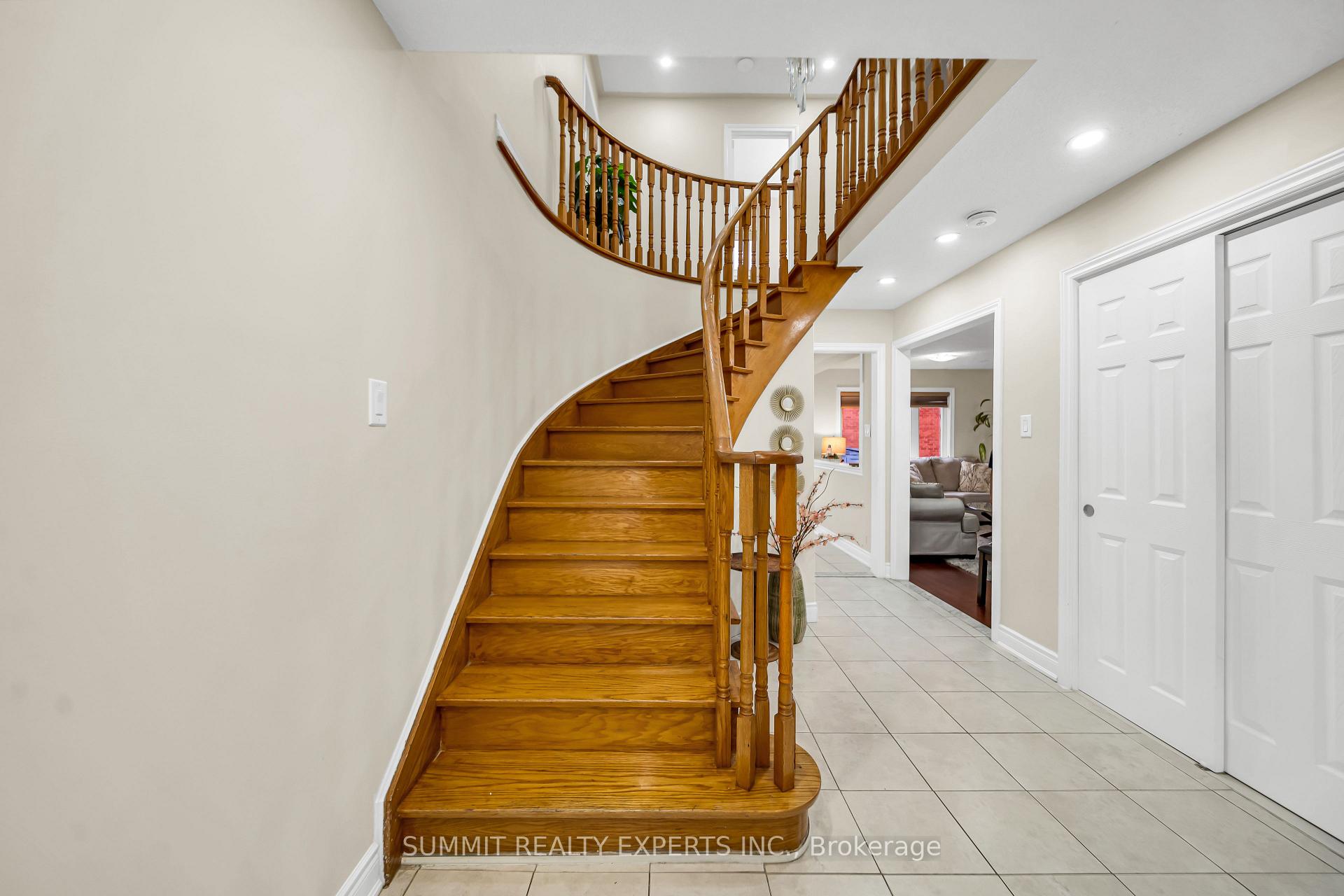 Photo 21 of 29 Coronation Circle, Brampton, Heart Lake West — HOMEH
