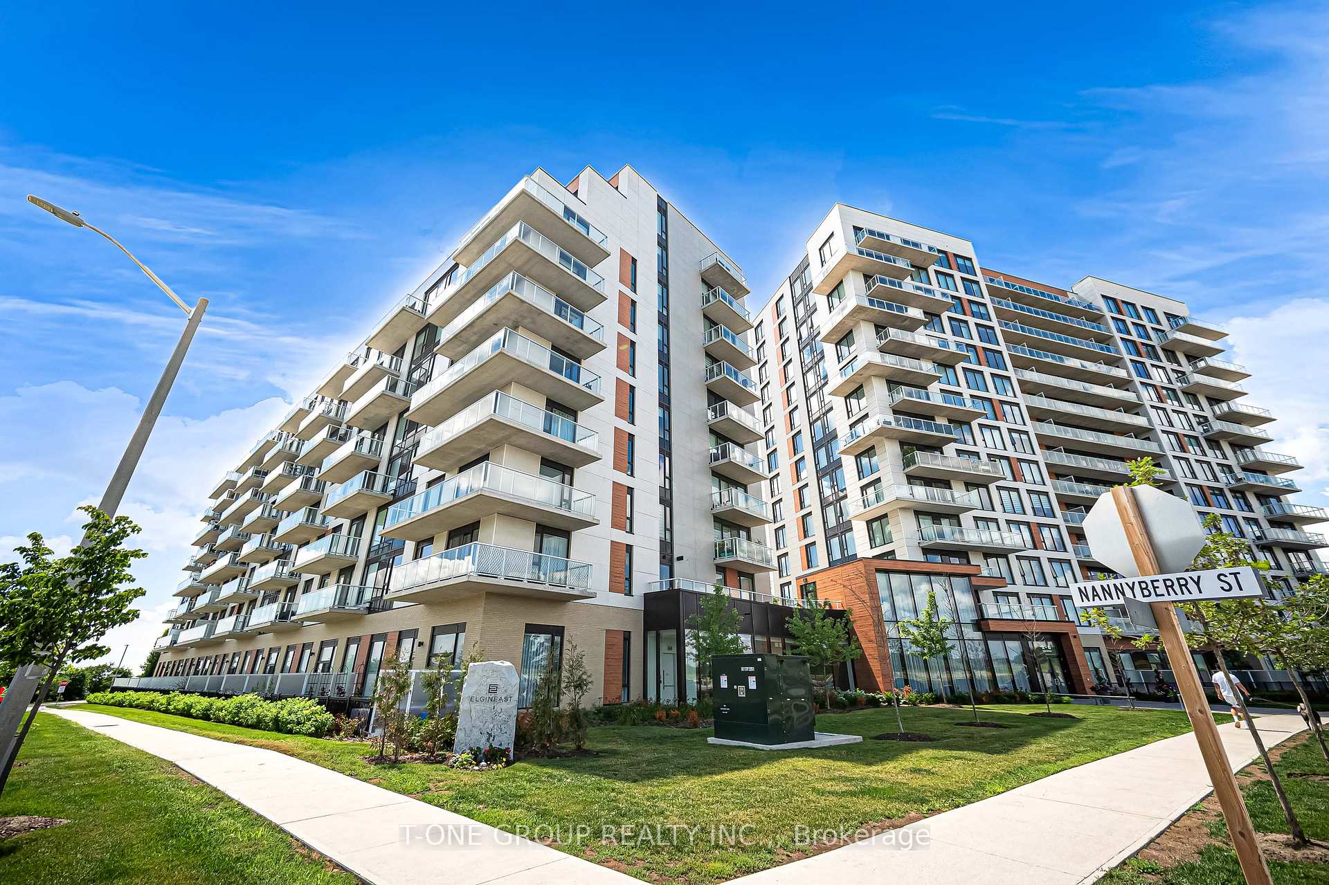 Photo 2 of Unit 313, 6 David Eyer Road, Richmond Hill, Rural Richmond Hill — HOMEH