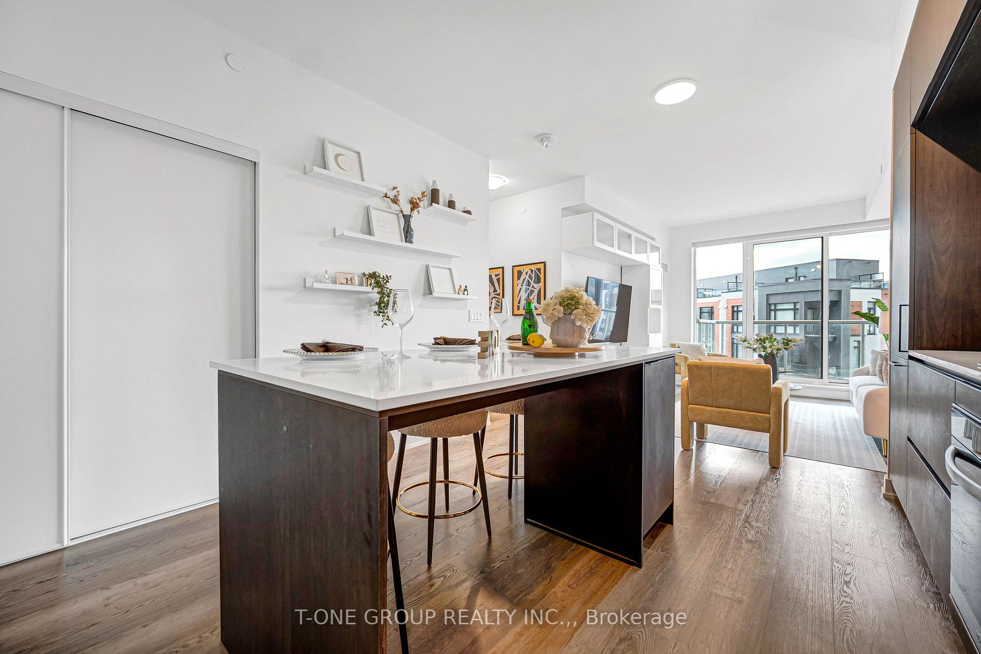Photo 6 of Unit 313, 6 David Eyer Road, Richmond Hill, Rural Richmond Hill — HOMEH