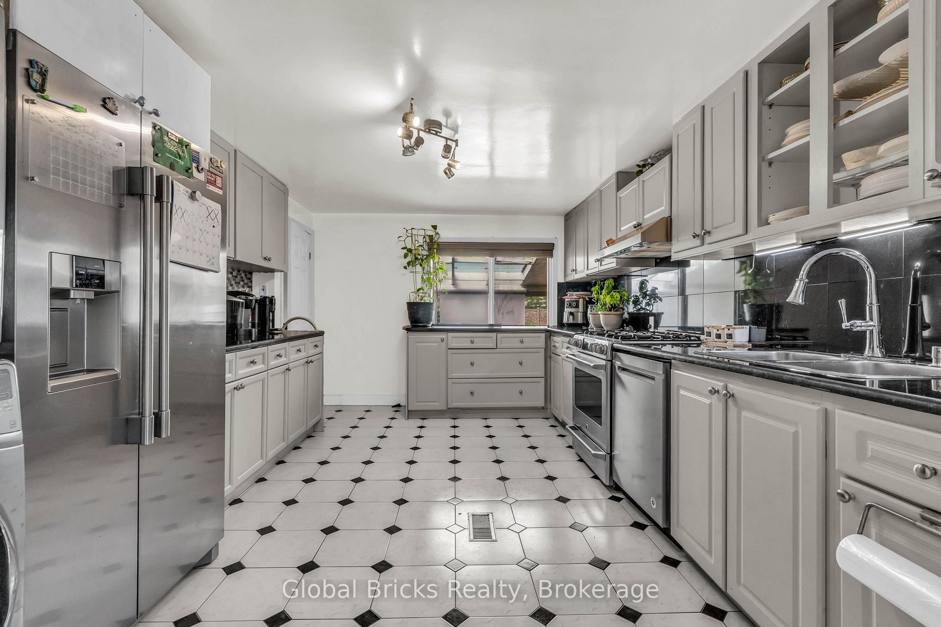 Front of 277 Short Avenue S