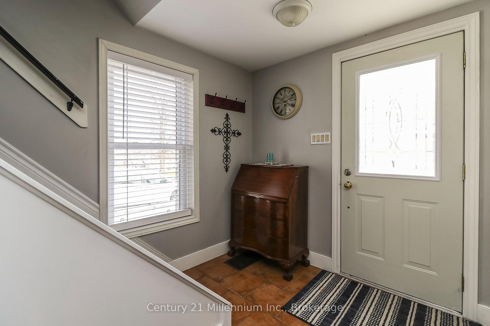 Photo 4 of 756 Quebec Street, Midland — HOMEH