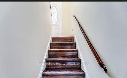 Photo 3 of 12 Bowshelm Court, Mississauga, Streetsville — HOMEH