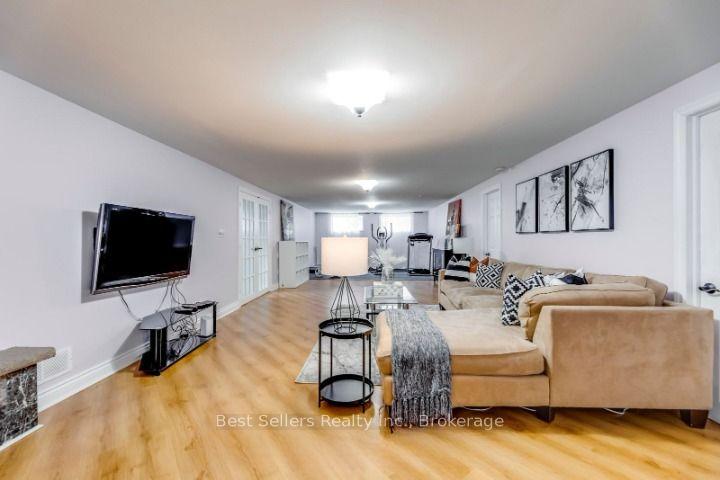 Photo 5 of 12 Bowshelm Court, Mississauga, Streetsville — HOMEH