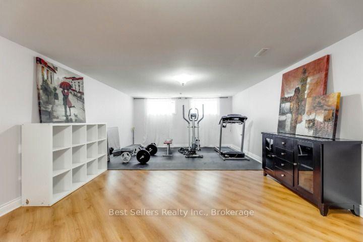 Photo 9 of 12 Bowshelm Court, Mississauga, Streetsville — HOMEH