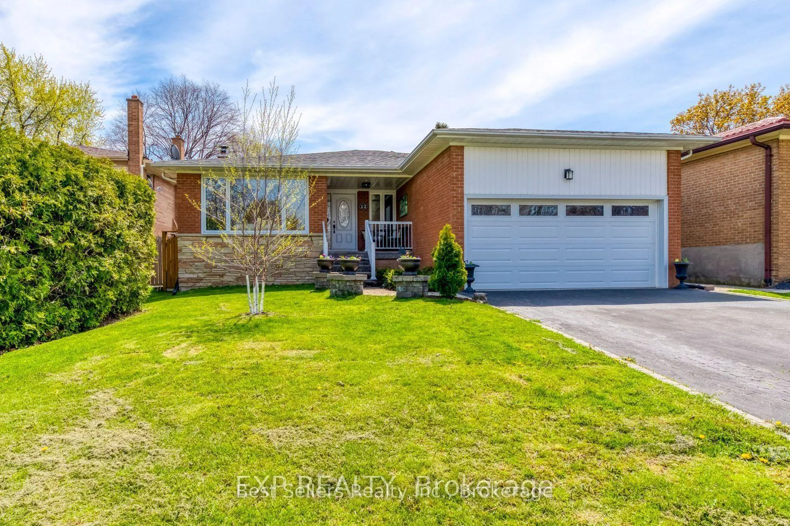 Photo 2 of 12 Bowshelm Court, Mississauga, Streetsville — HOMEH
