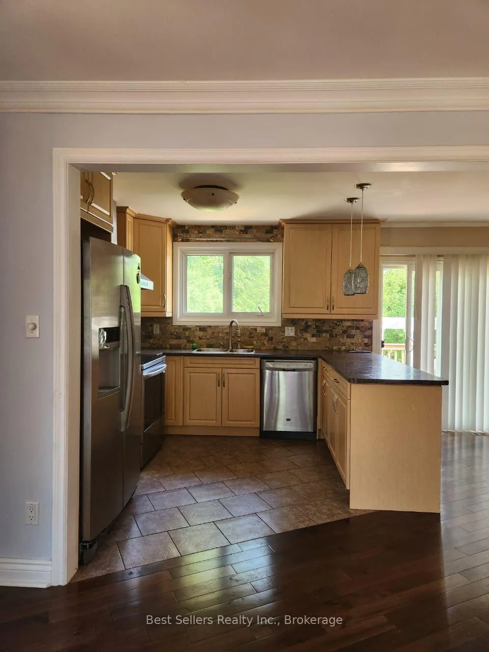 Photo 4 of 12 Bowshelm Court, Mississauga, Streetsville — HOMEH