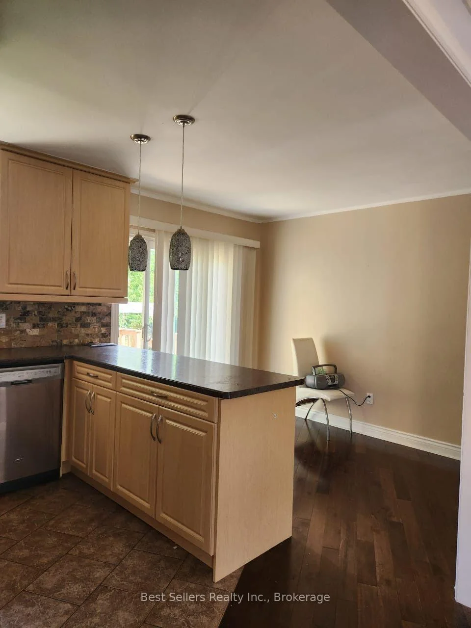 Photo 6 of 12 Bowshelm Court, Mississauga, Streetsville — HOMEH