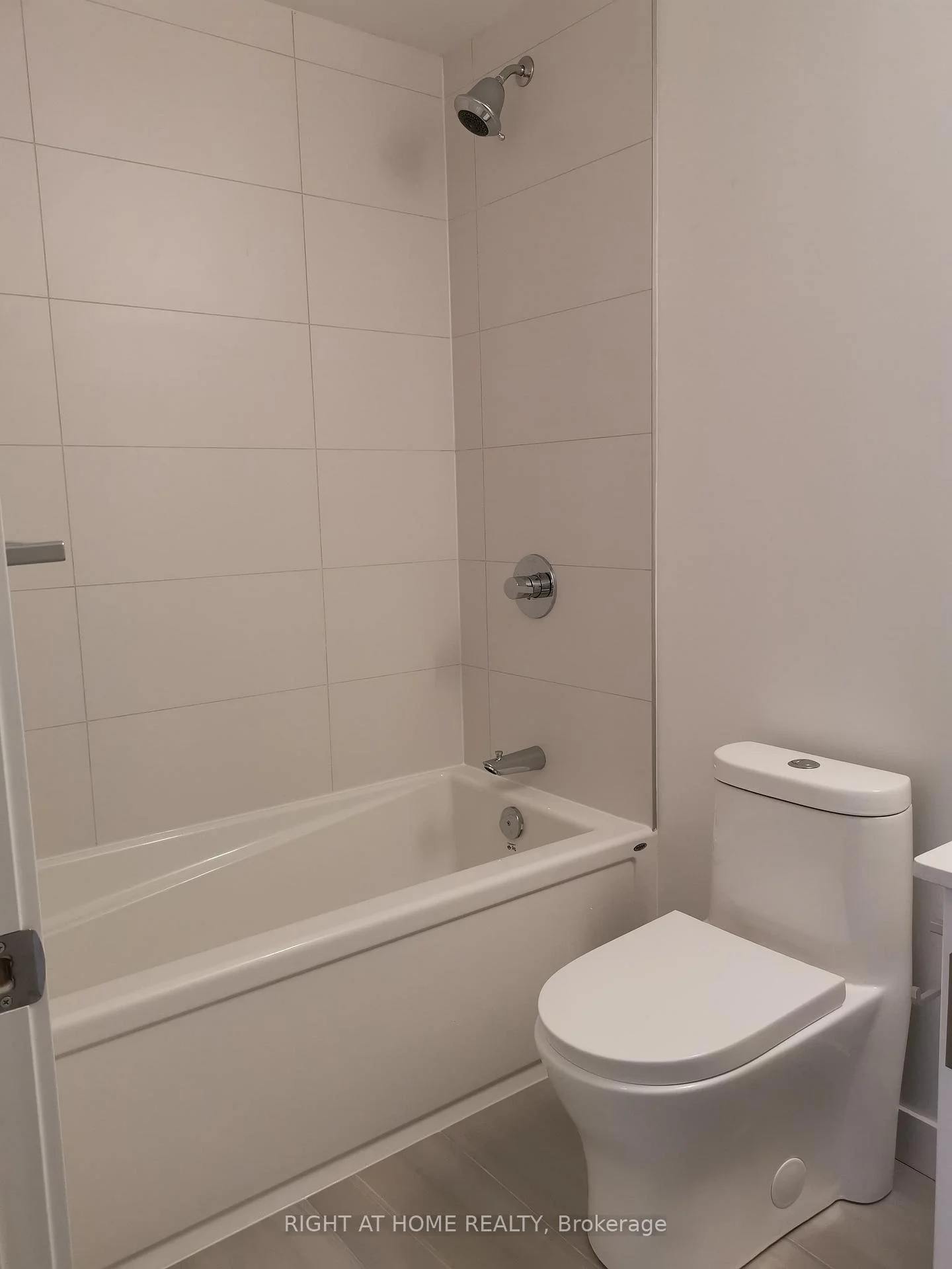 Photo 3 of Unit 612, 681 Yonge Street E, Barrie, Painswick South — HOMEH