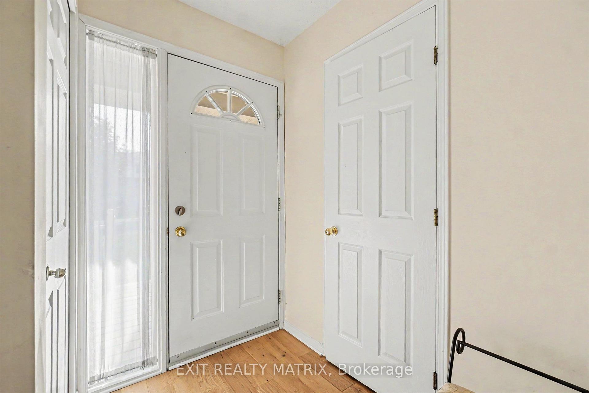 Photo 3 of 2209 Saturn Crescent, Ottawa, Fallingbrook/Gardenway South — HOMEH