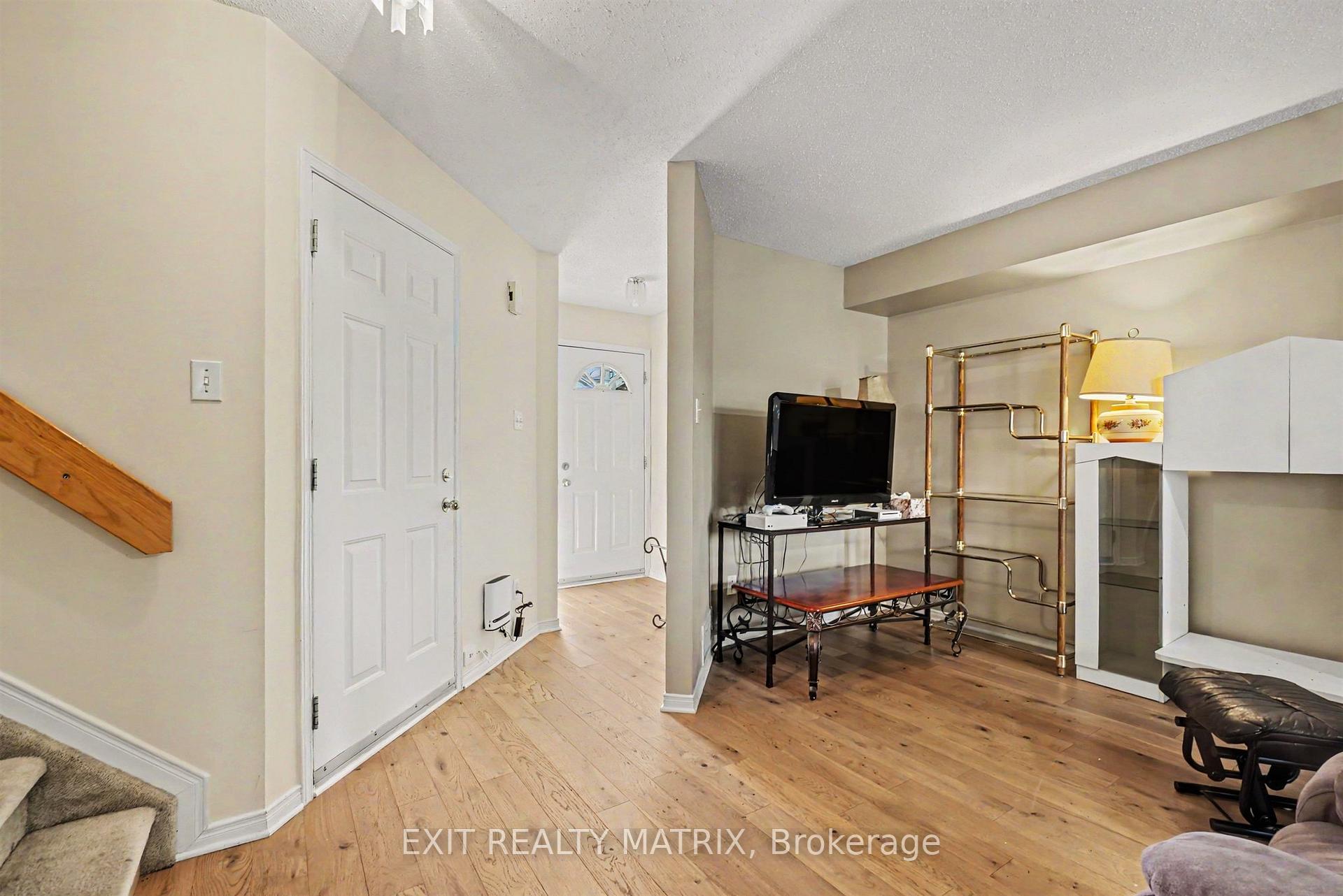 Photo 4 of 2209 Saturn Crescent, Ottawa, Fallingbrook/Gardenway South — HOMEH