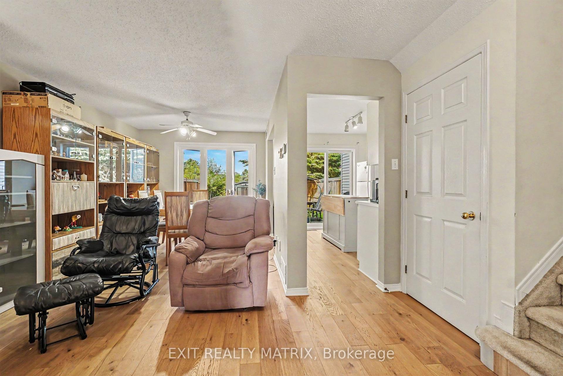 Photo 5 of 2209 Saturn Crescent, Ottawa, Fallingbrook/Gardenway South — HOMEH