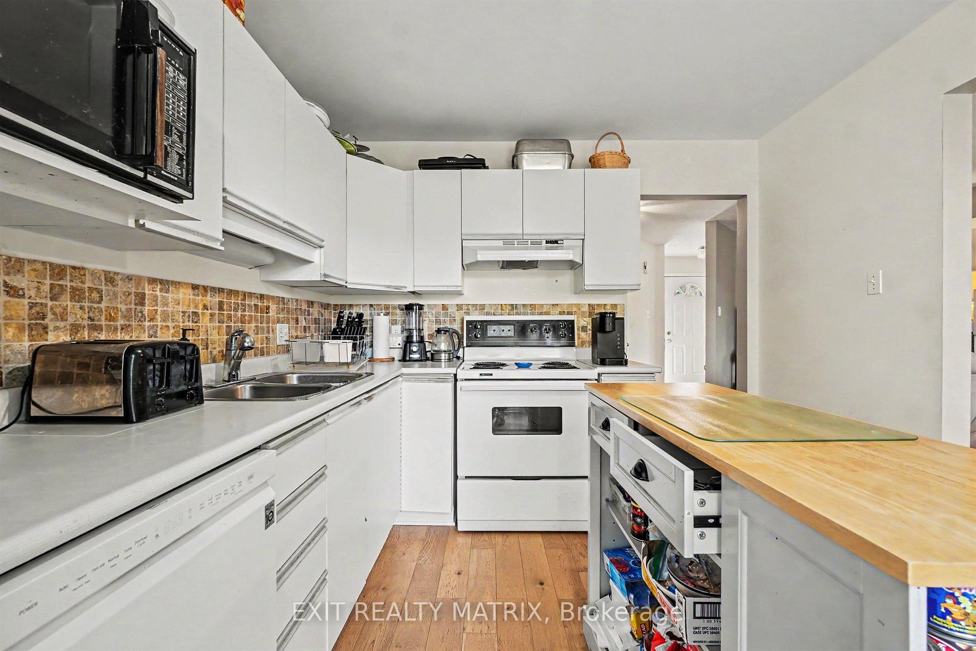 Photo 8 of 2209 Saturn Crescent, Ottawa, Fallingbrook/Gardenway South — HOMEH