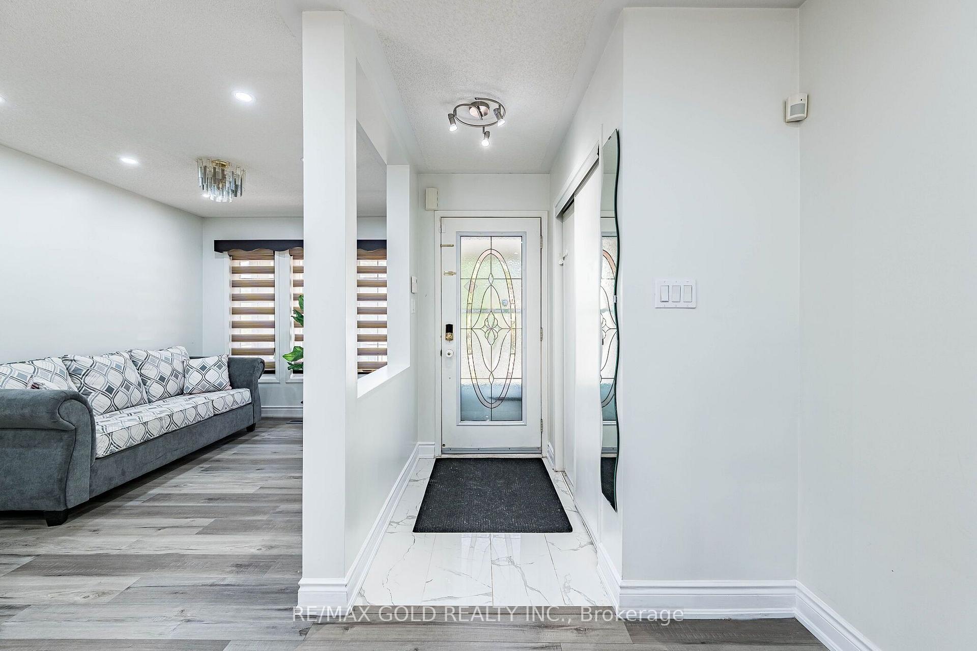 Photo 4 of 60 Four Seasons Circle, Brampton, Fletcher's Meadow — HOMEH