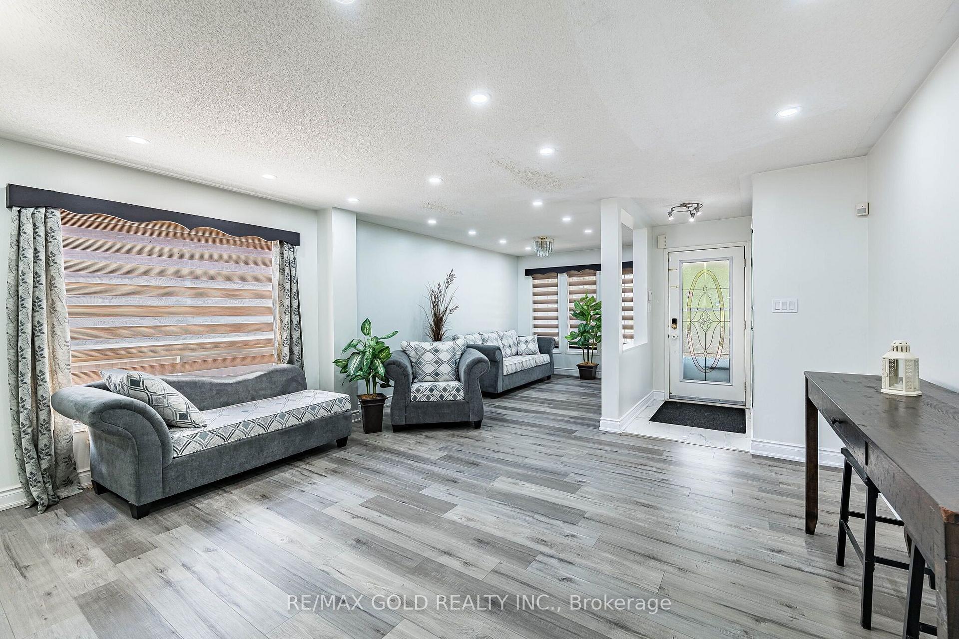 Photo 6 of 60 Four Seasons Circle, Brampton, Fletcher's Meadow — HOMEH