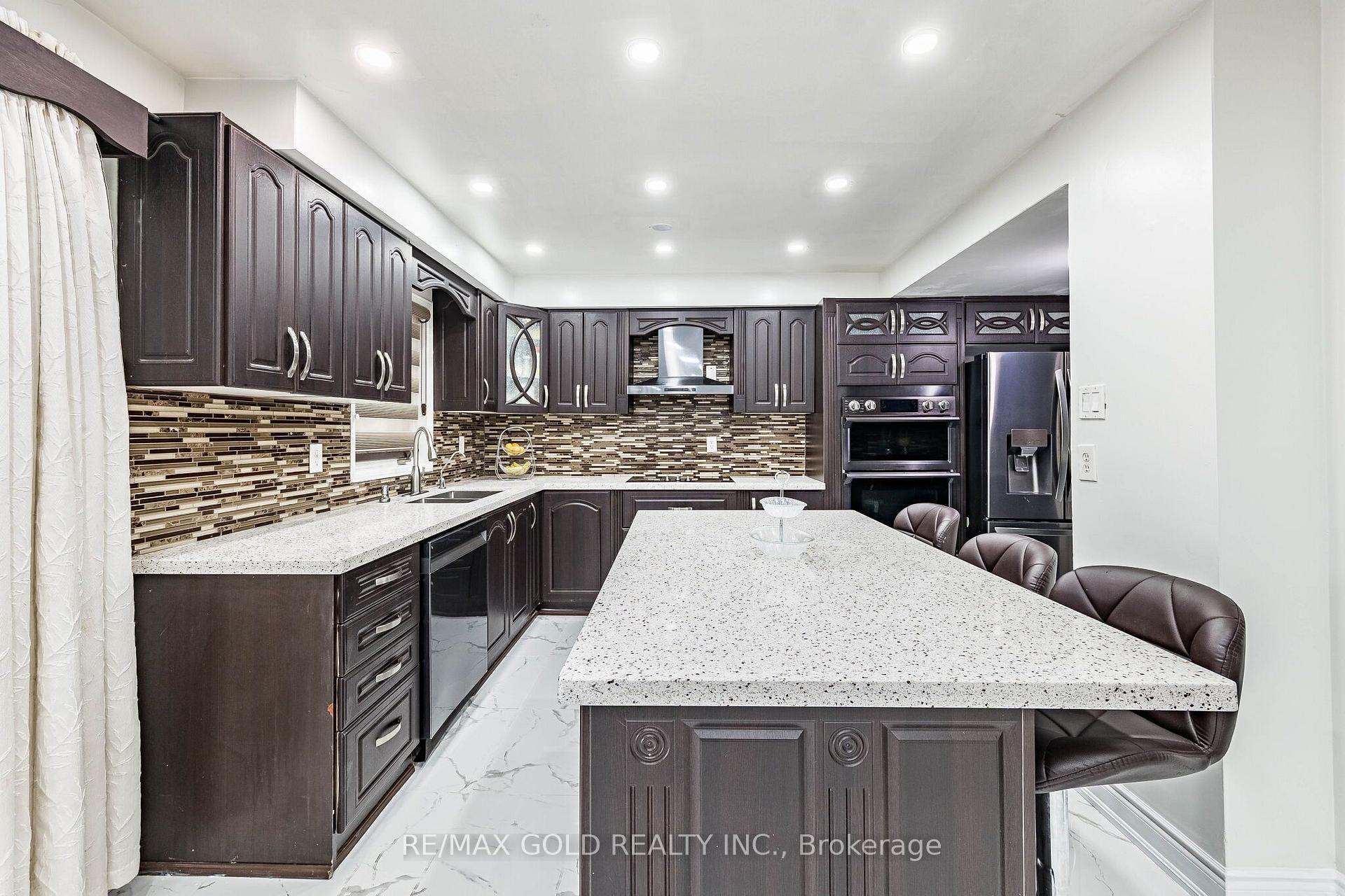 Photo 11 of 60 Four Seasons Circle, Brampton, Fletcher's Meadow — HOMEH