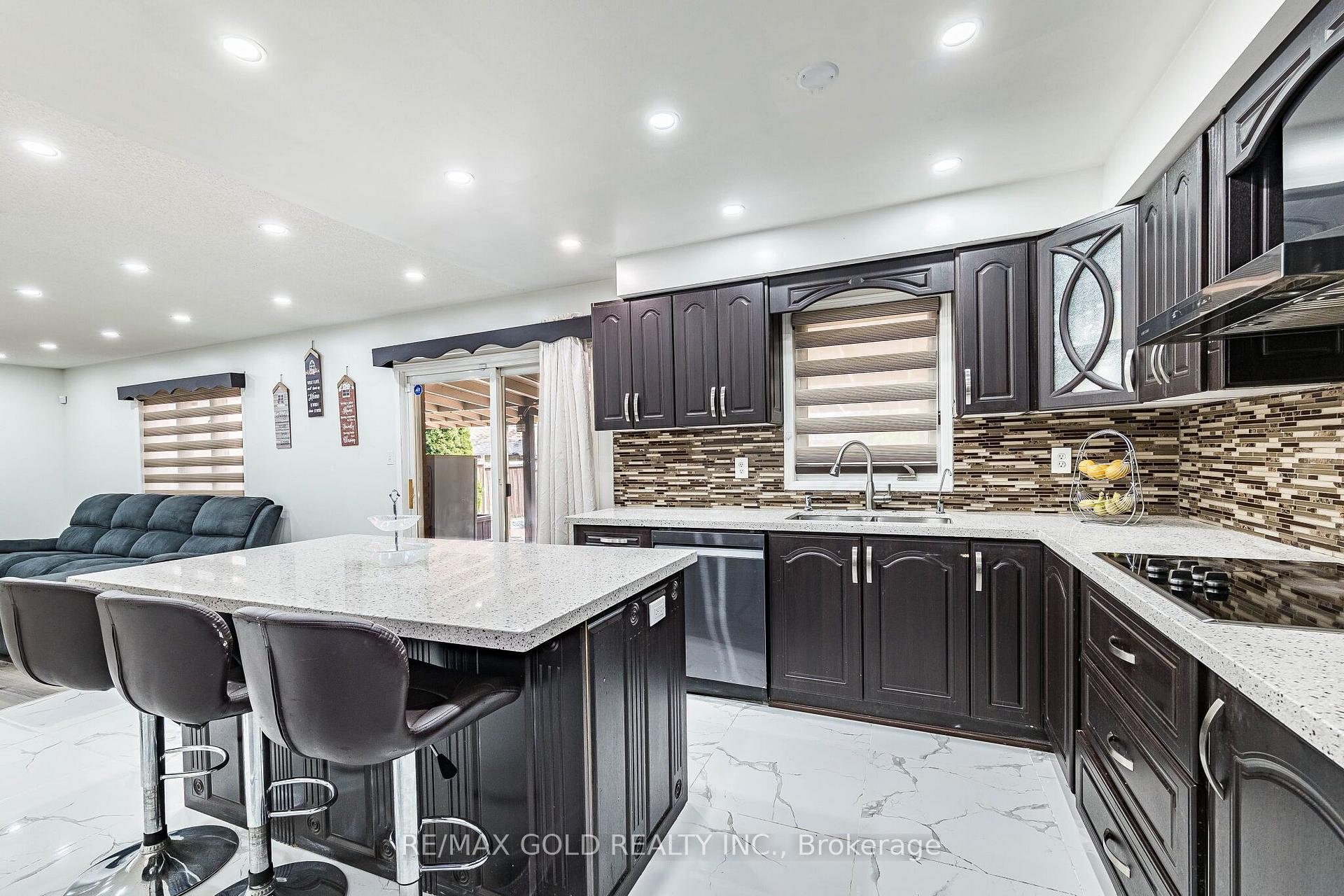 Photo 15 of 60 Four Seasons Circle, Brampton, Fletcher's Meadow — HOMEH
