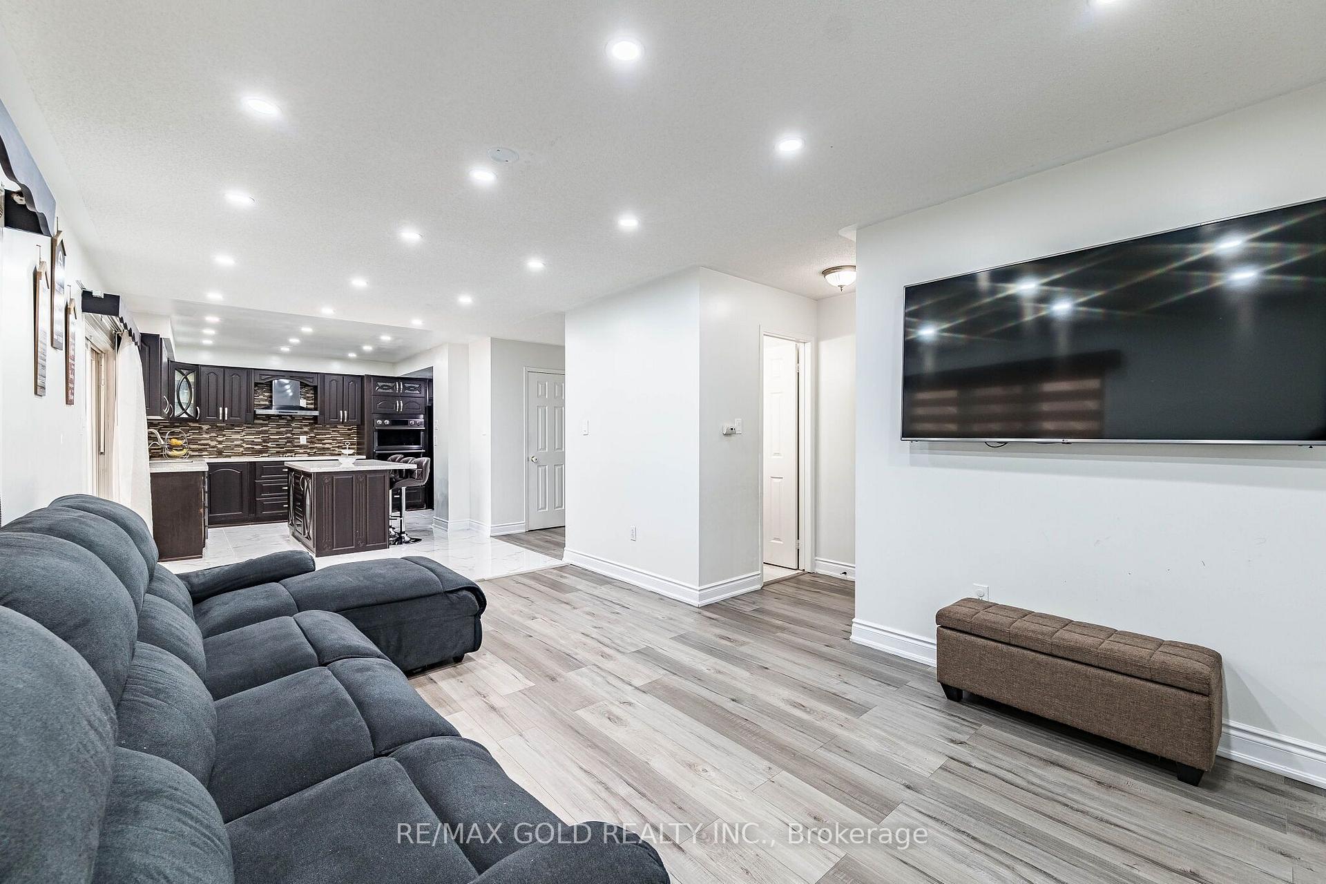 Photo 16 of 60 Four Seasons Circle, Brampton, Fletcher's Meadow — HOMEH