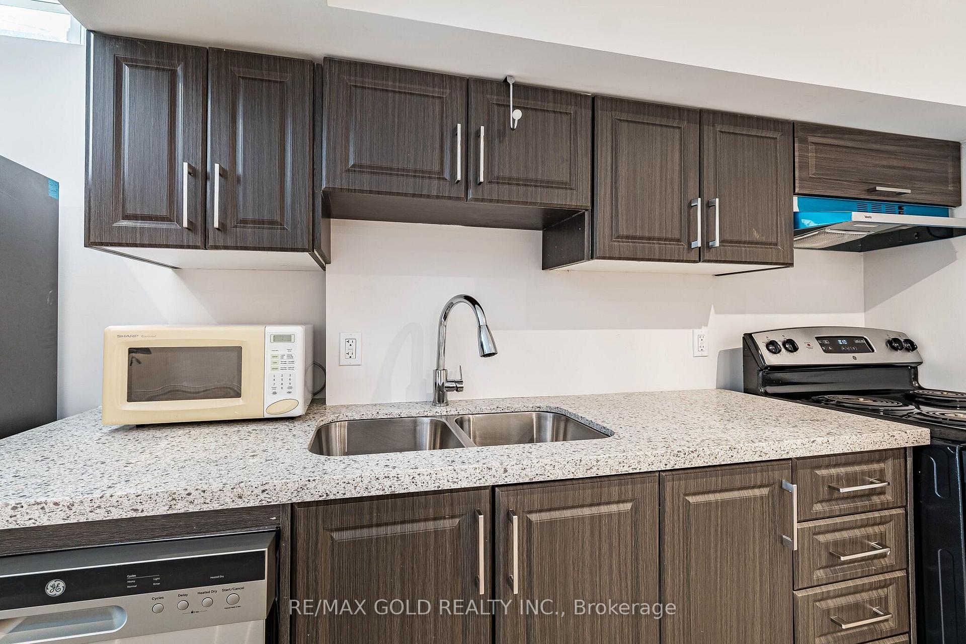 Photo 32 of 60 Four Seasons Circle, Brampton, Fletcher's Meadow — HOMEH