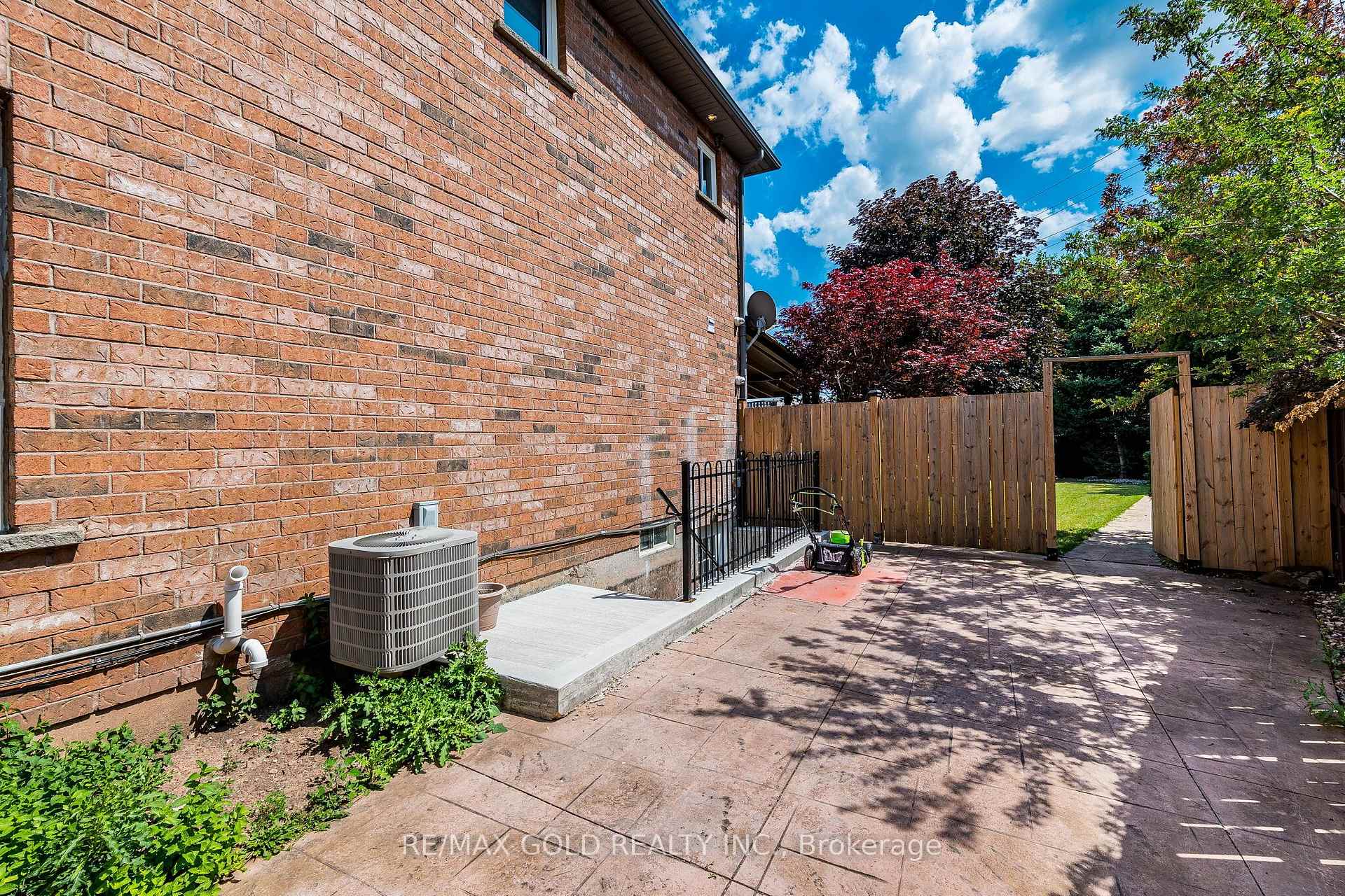 Photo 41 of 60 Four Seasons Circle, Brampton, Fletcher's Meadow — HOMEH