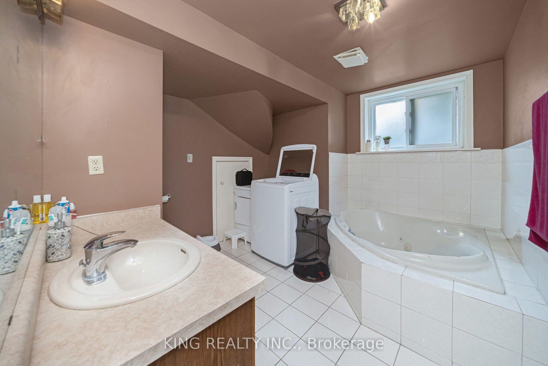 Photo 44 of 52 Leeward Drive, Brampton, Westgate — HOMEH
