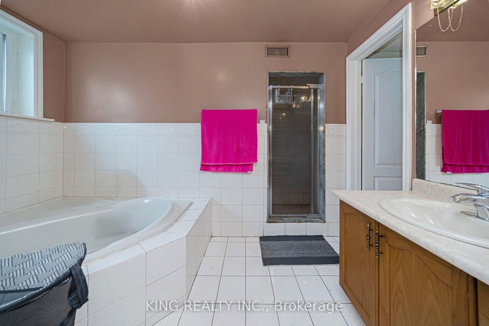Photo 45 of 52 Leeward Drive, Brampton, Westgate — HOMEH