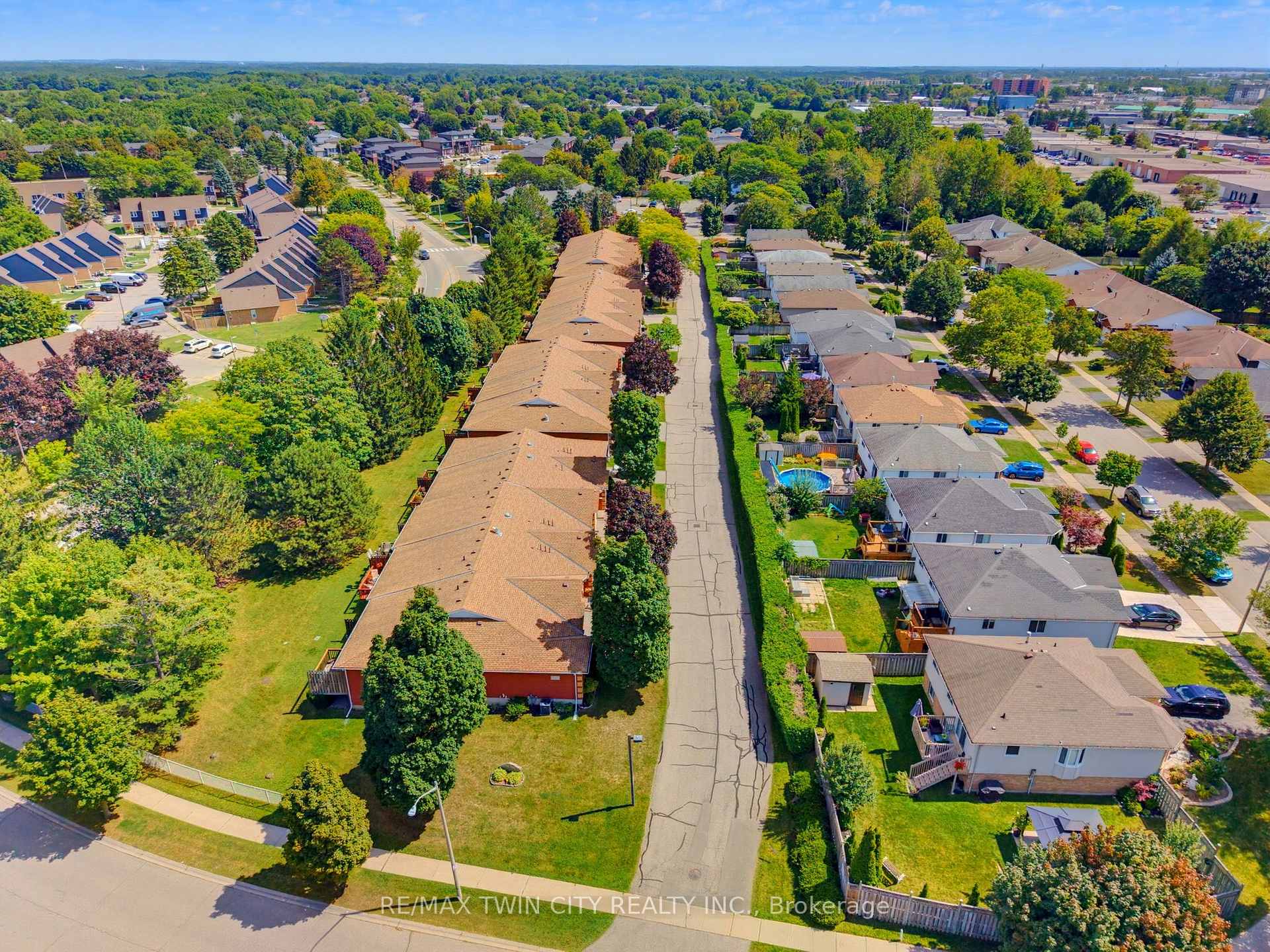 Photo 2 of Unit 2, 1 Buchanan Crescent, Brantford, Lynden Hills — HOMEH