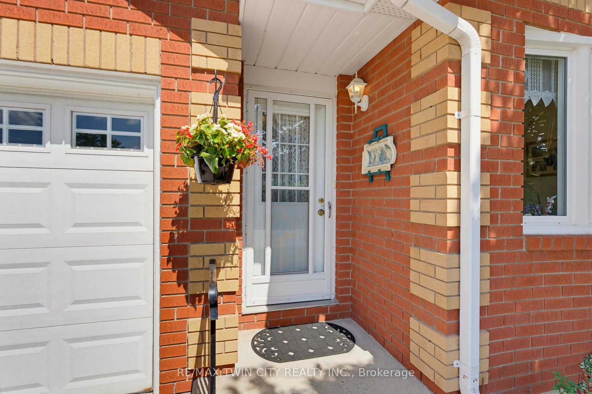 Photo 5 of Unit 2, 1 Buchanan Crescent, Brantford, Lynden Hills — HOMEH