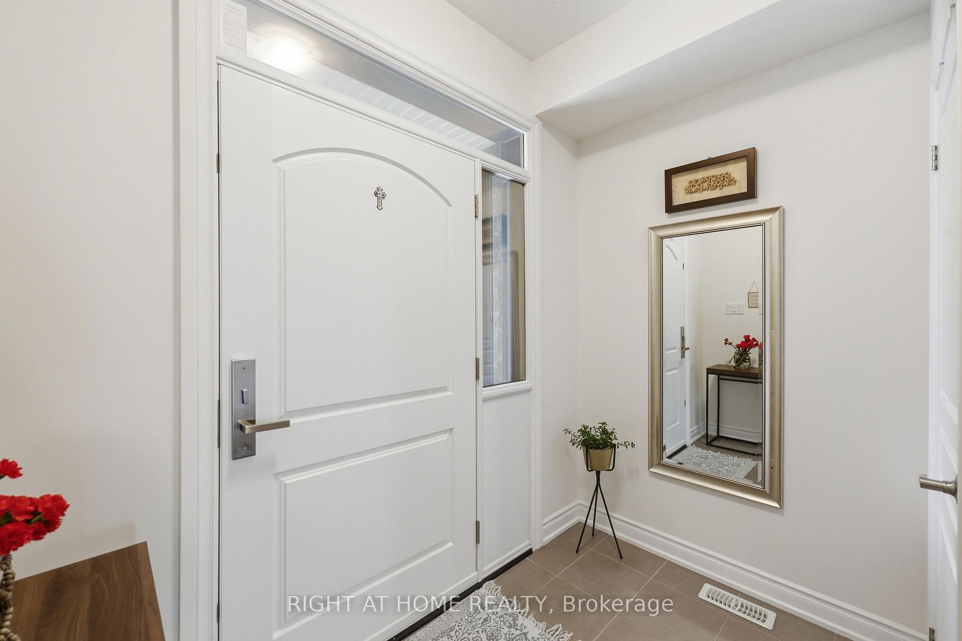 Photo 4 of 52 Upper Canada Court, Halton Hills, Georgetown — HOMEH