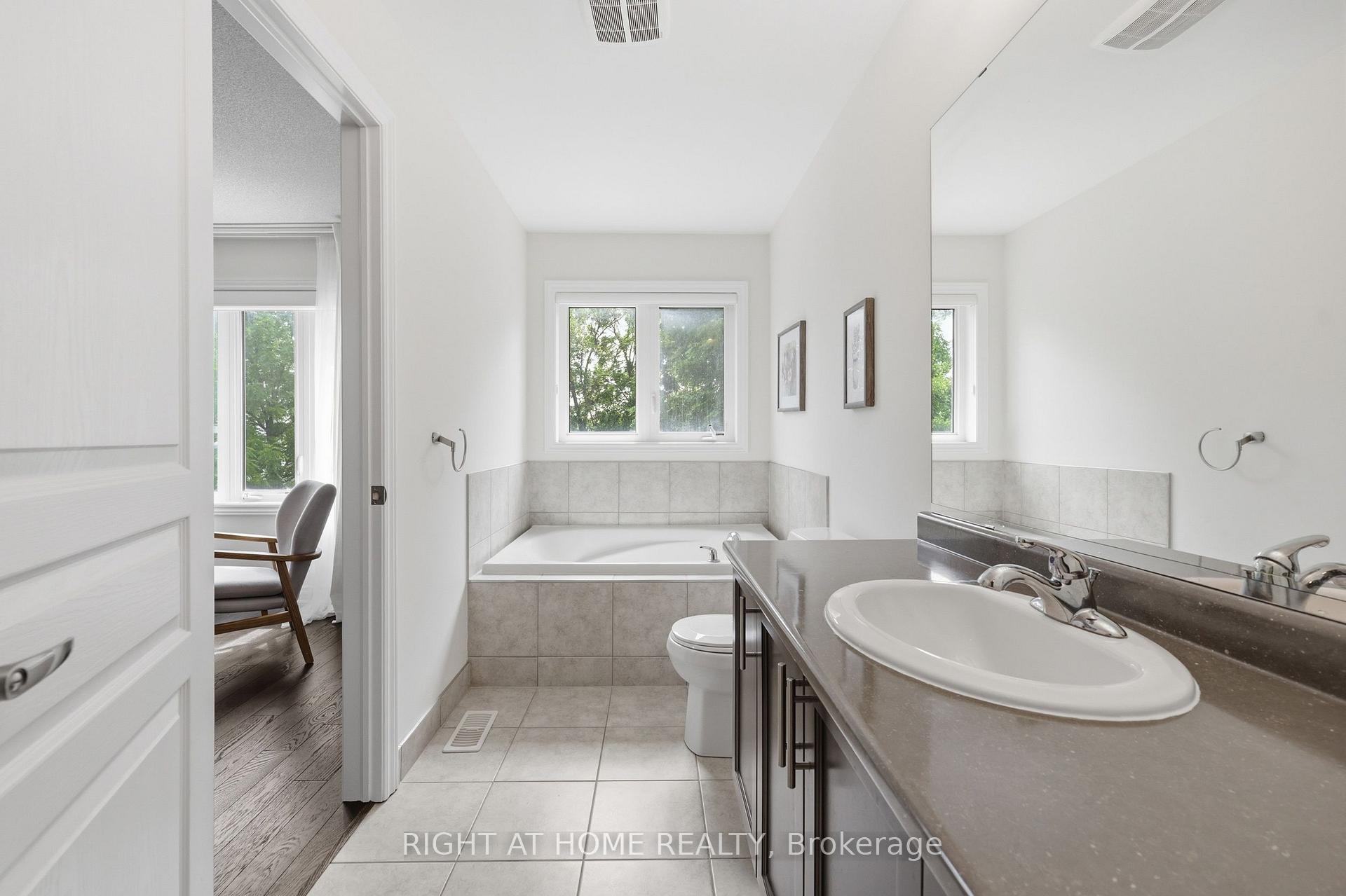 Photo 18 of 52 Upper Canada Court, Halton Hills, Georgetown — HOMEH