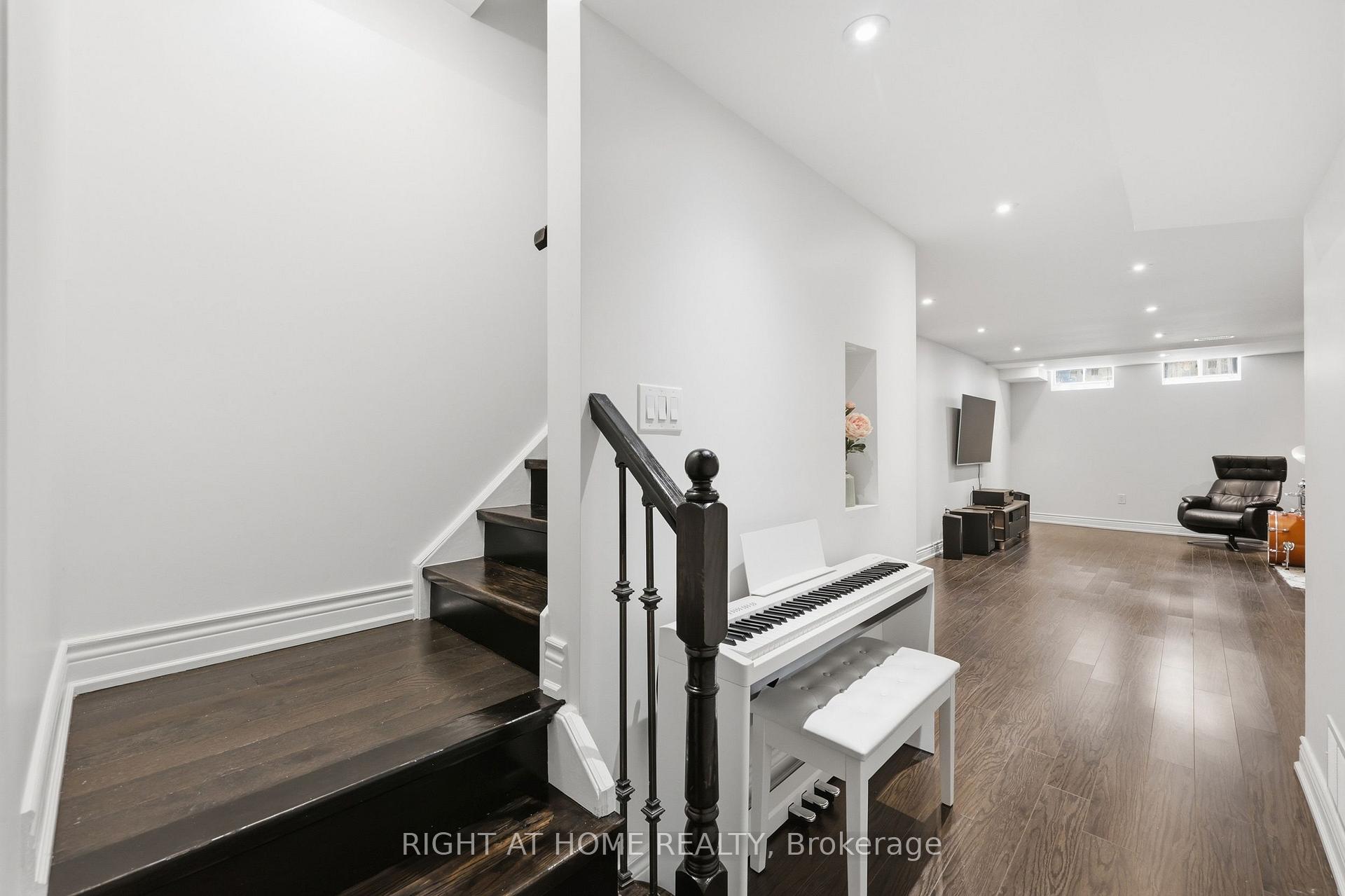 Photo 23 of 52 Upper Canada Court, Halton Hills, Georgetown — HOMEH