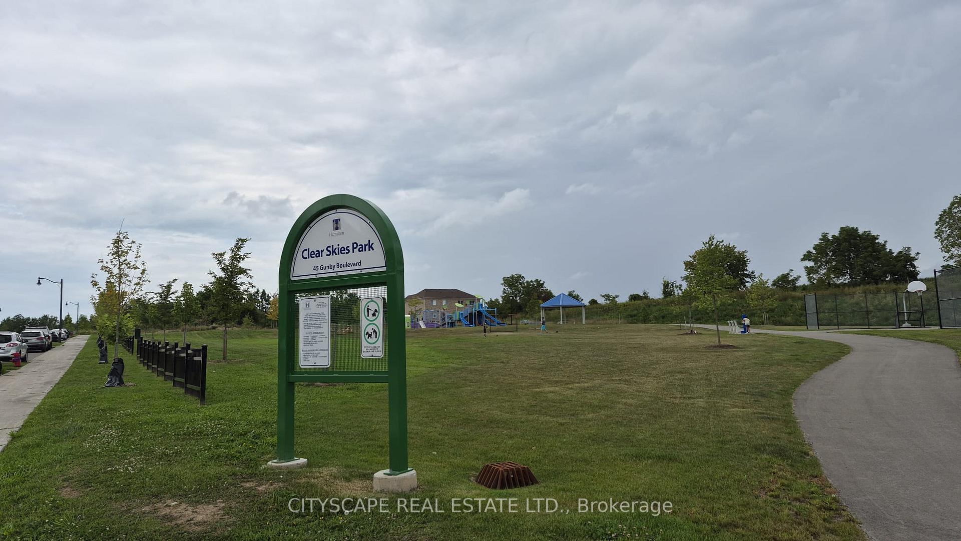 Photo 4 of 24 Gunby Boulevard, Hamilton, Waterdown — HOMEH