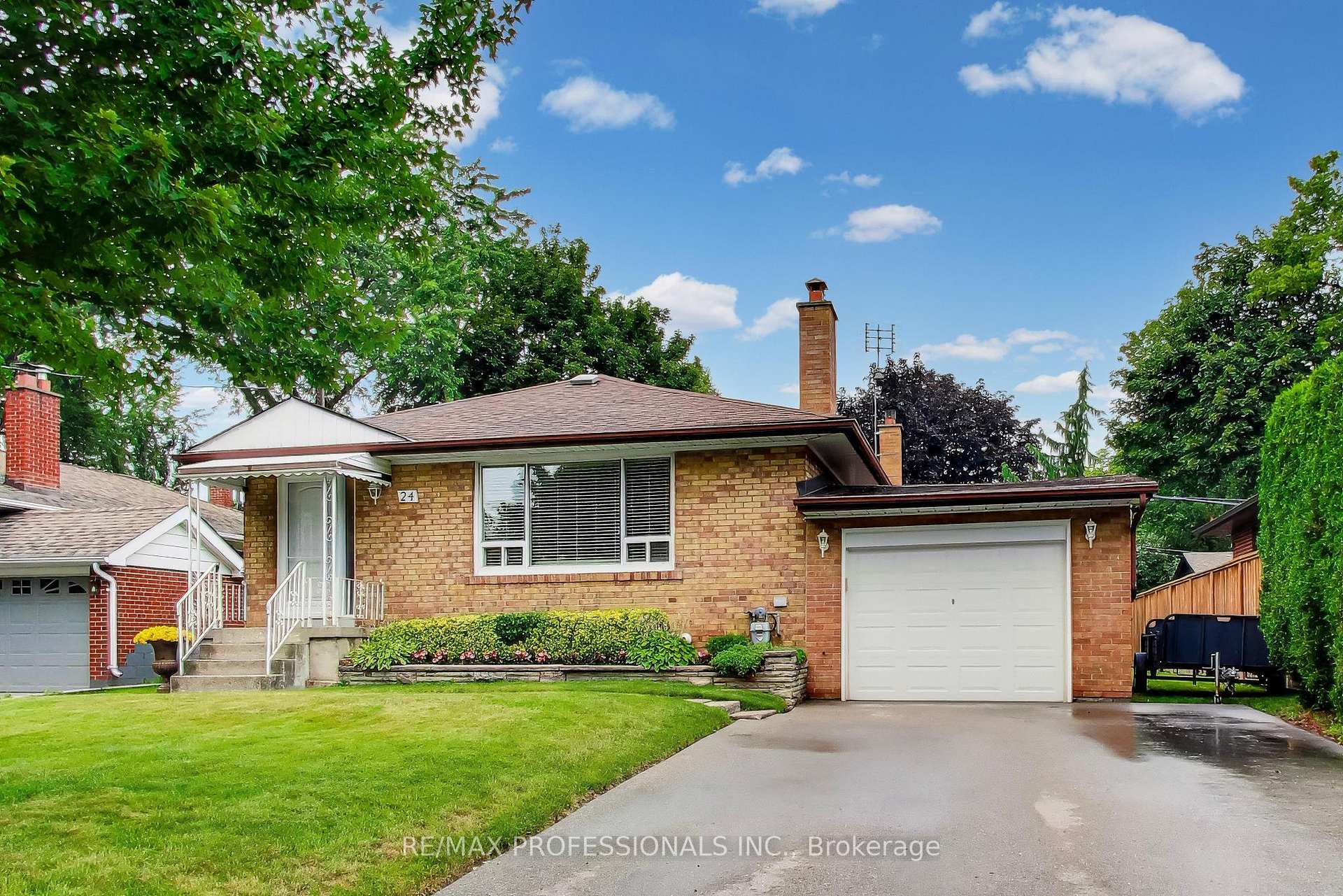 Photo 2 of 24 Beaverbrook Avenue, Etobicoke, Princess-Rosethorn — HOMEH