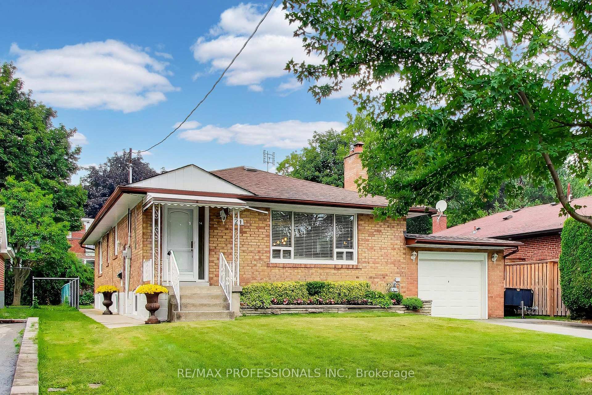 Photo 3 of 24 Beaverbrook Avenue, Etobicoke, Princess-Rosethorn — HOMEH