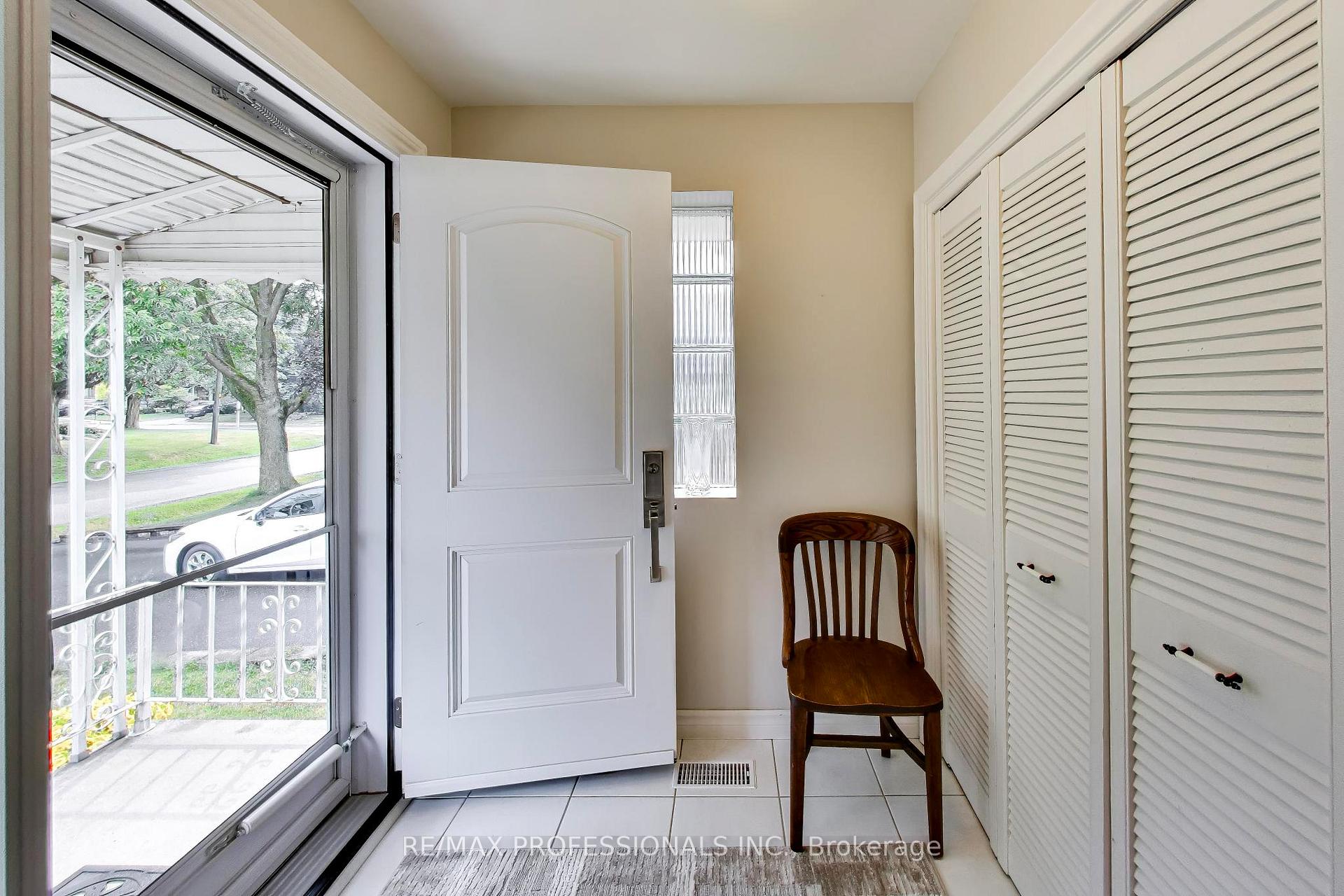Photo 4 of 24 Beaverbrook Avenue, Etobicoke, Princess-Rosethorn — HOMEH